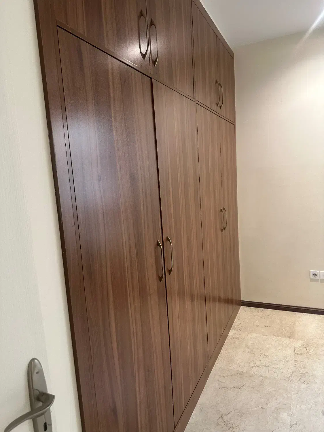 ۱۴۵متر۳خوابه فول امکانات فرعی دنج عریض فلکه اول