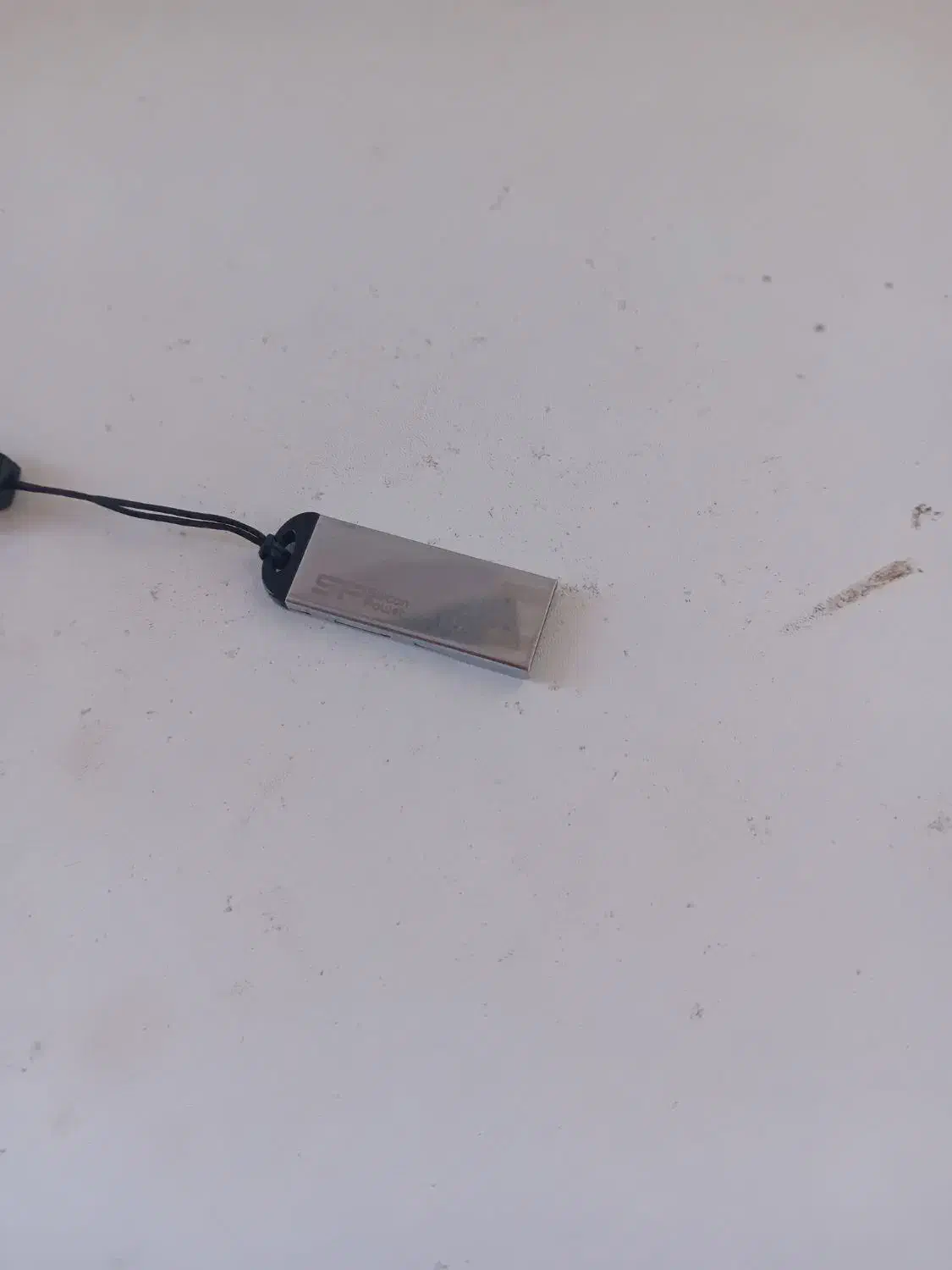 یک عددفلش گمشده|اشیا|سراب, |دیوار