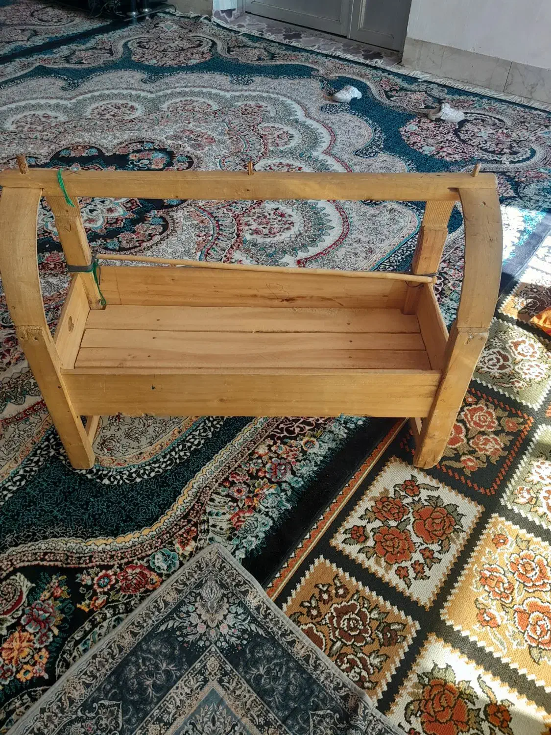 سلام خسته نباشی گهواره چوبی تمیز|تخت و صندلی بچه|نجفآباد, یزدانشهر|دیوار