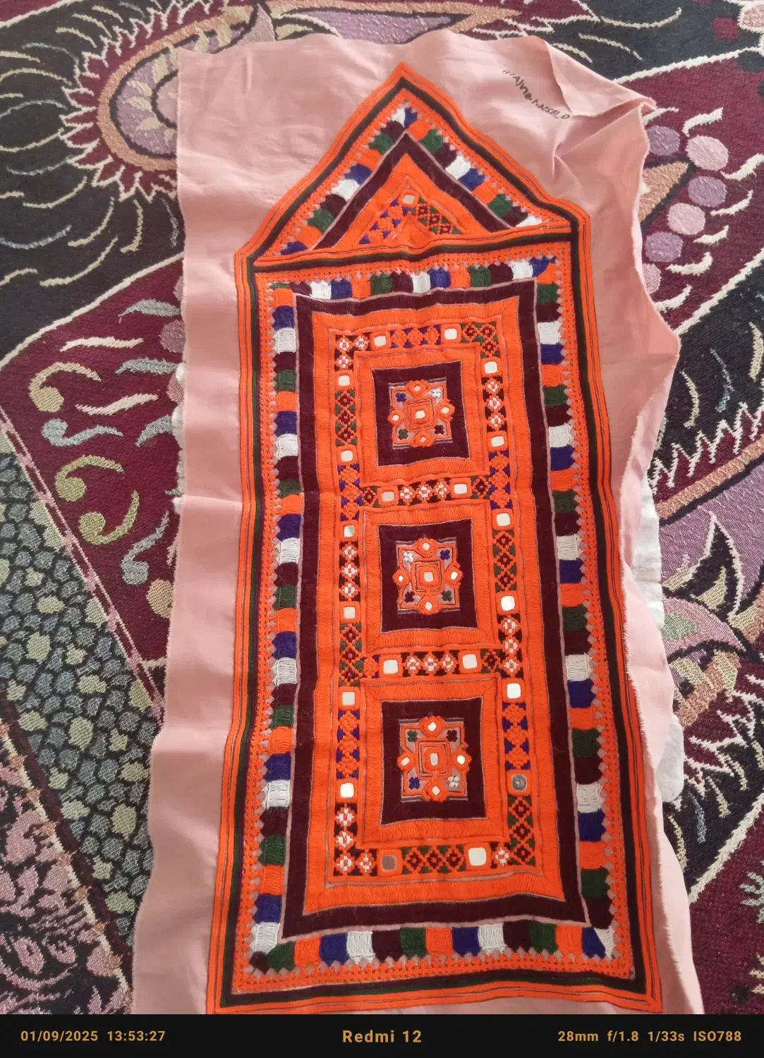 لباس دست دوز|لباس|سراوان, |دیوار