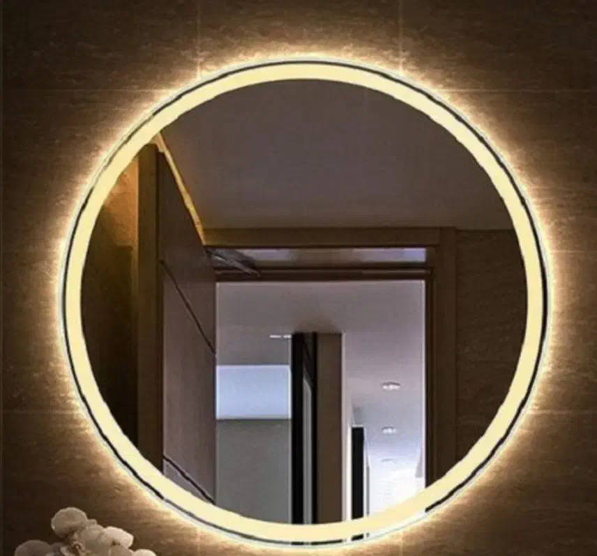 آینه گرد سند بلاست.|آینه|نیشابور, شهرک جانبازان|دیوار