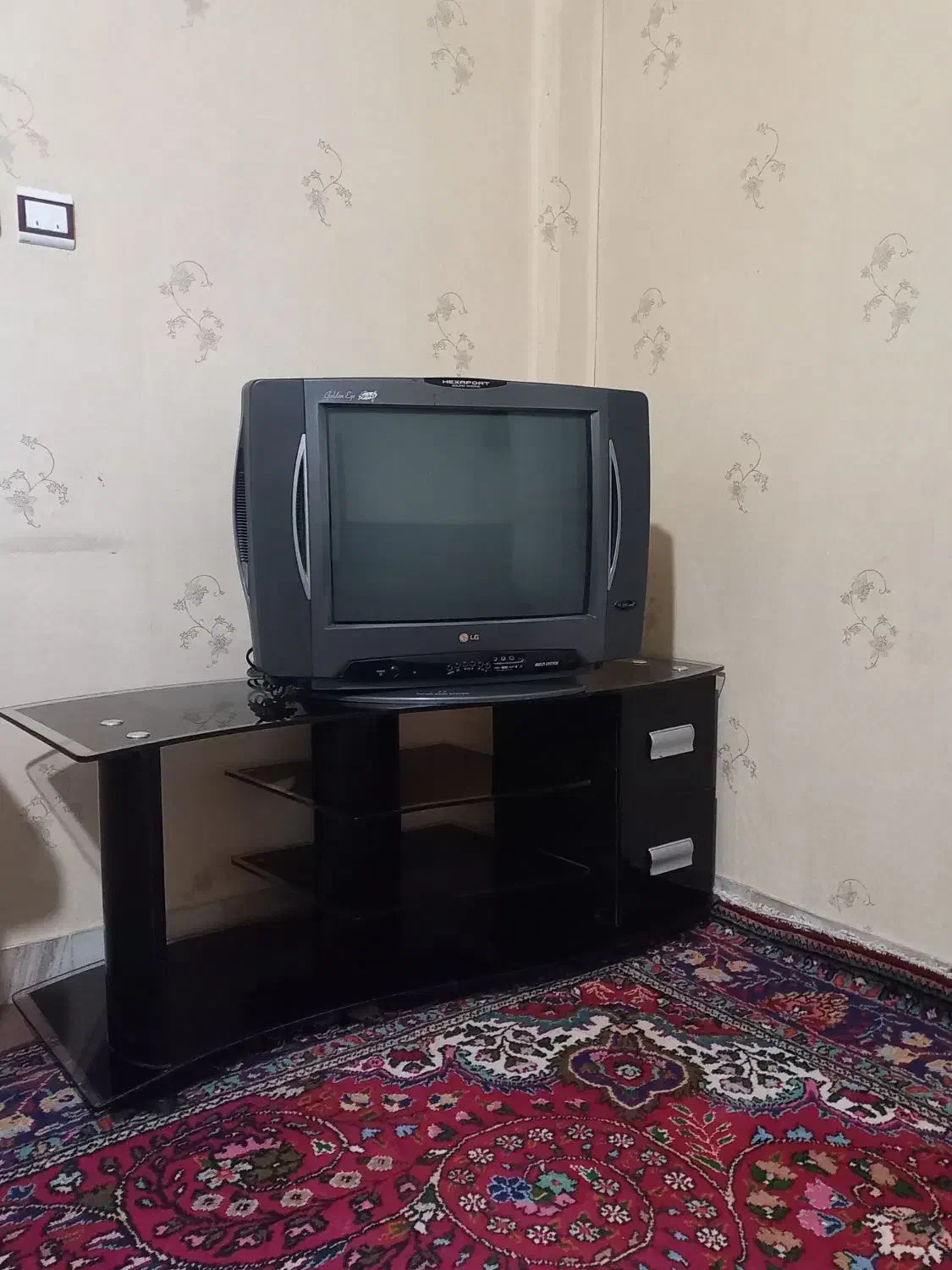 تلویزیون LG همراه با میز|تلویزیون و پروژکتور|قزوین, |دیوار