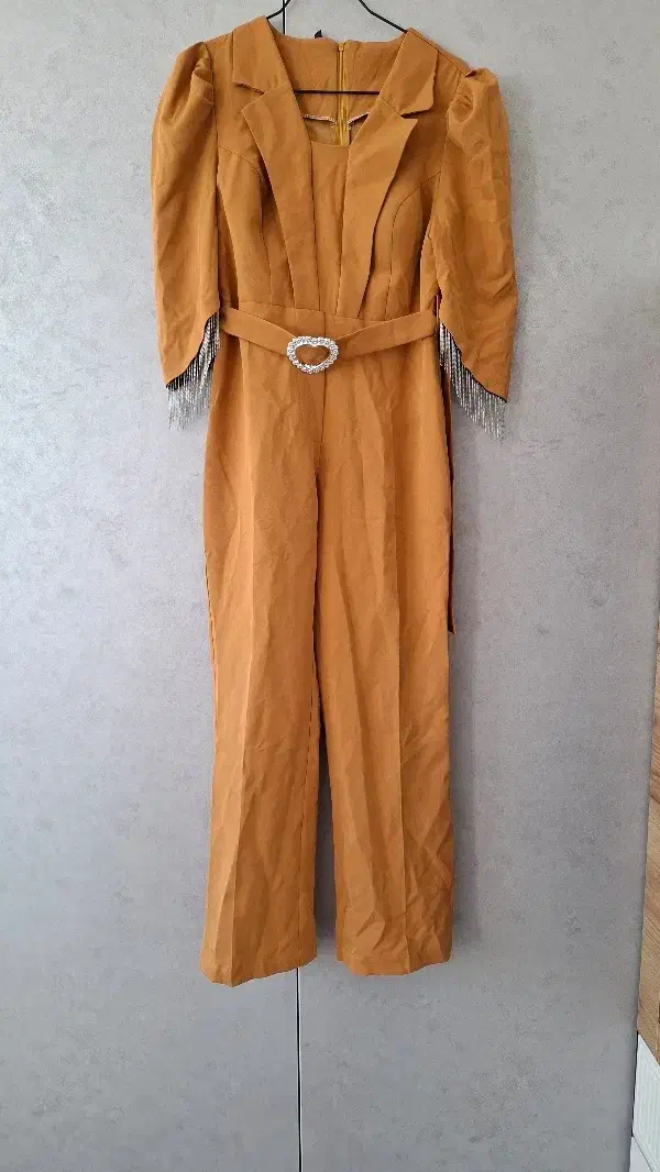 لباس مجلسی|لباس|پیشوا, |دیوار