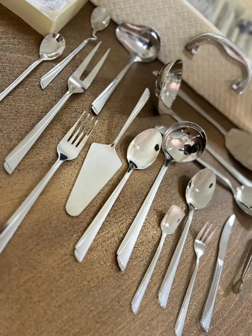 سرویس قاشق چنگال ۲۴ نفره با چمدان یونیک و زولینگ|ظروف سرو و پذیرایی|تهران, جنتآباد جنوبی|دیوار
