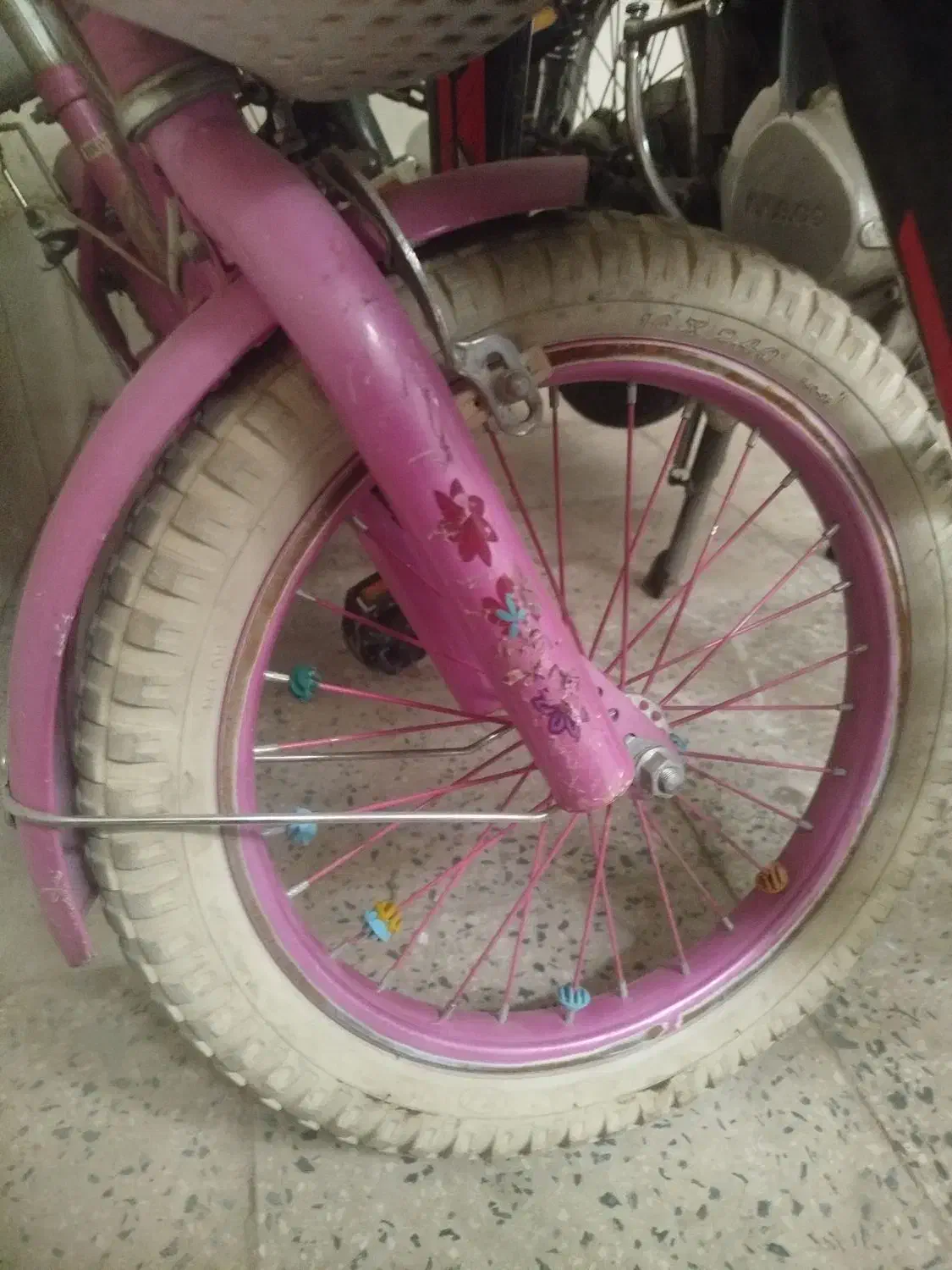 دوچرخه|دوچرخه، اسکیت، اسکوتر|بومهن, |دیوار