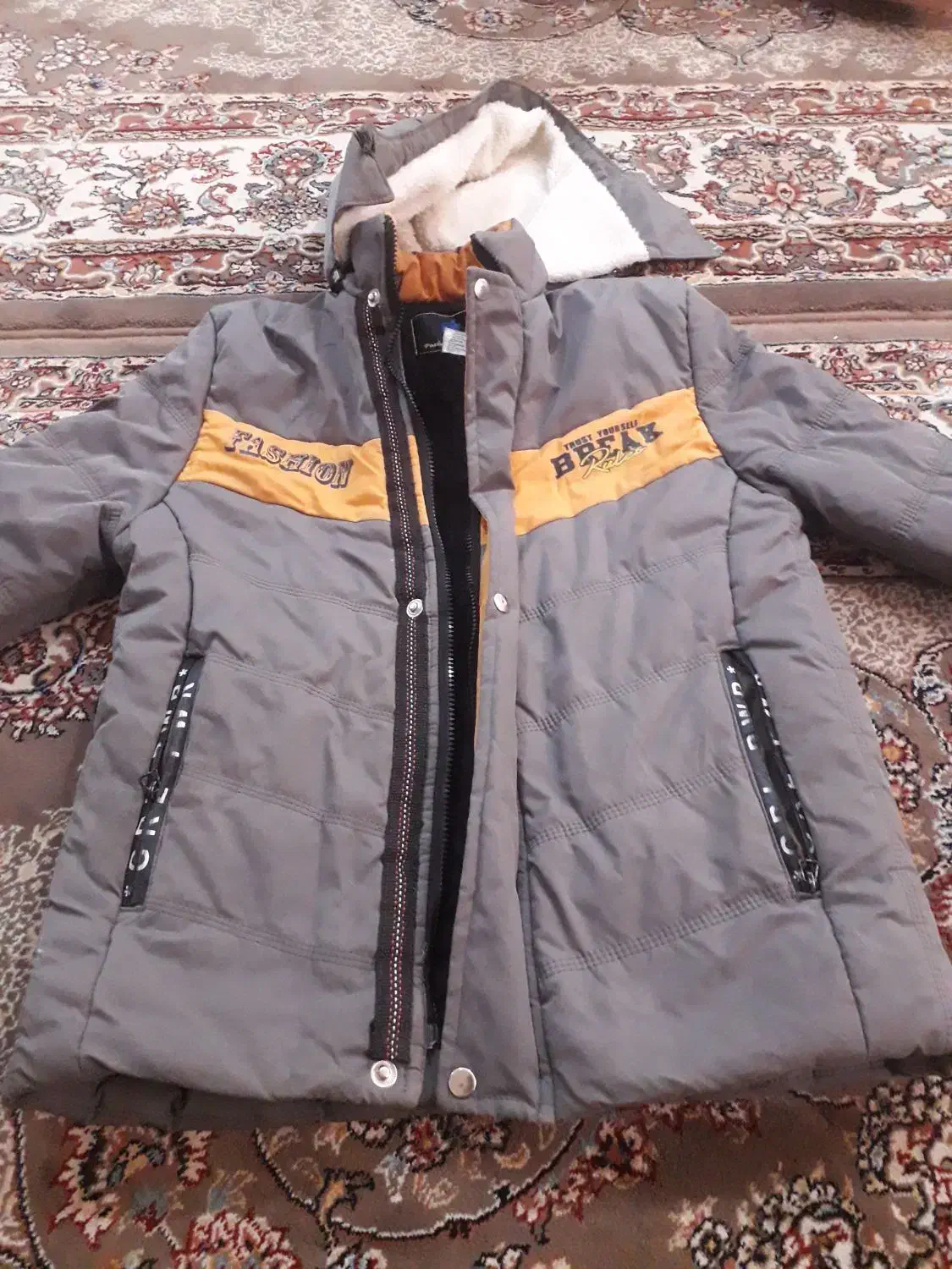 کاپشن هشت نه ساله در حد سالم|کفش و لباس بچه|قم, ولیعصر|دیوار