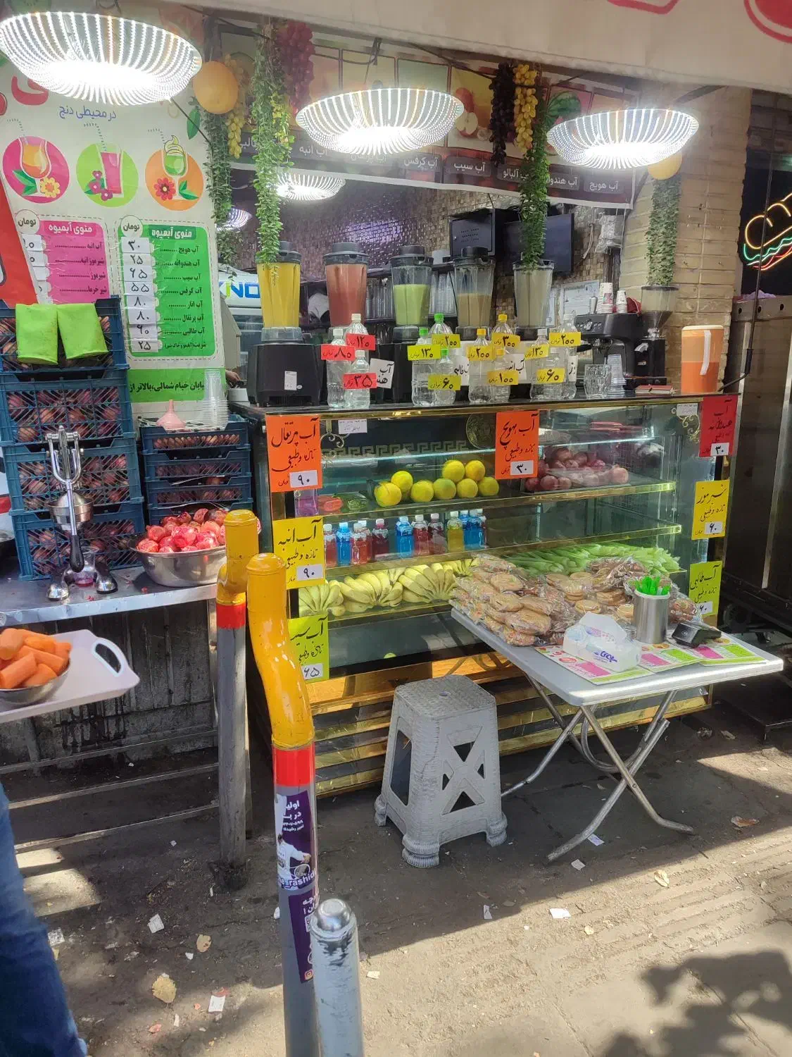 آبمیوه زن حرفه ای و کارگر ساده نیازمندیم|استخدام خدمات فروشگاه و رستوران|تهران, بازار|دیوار