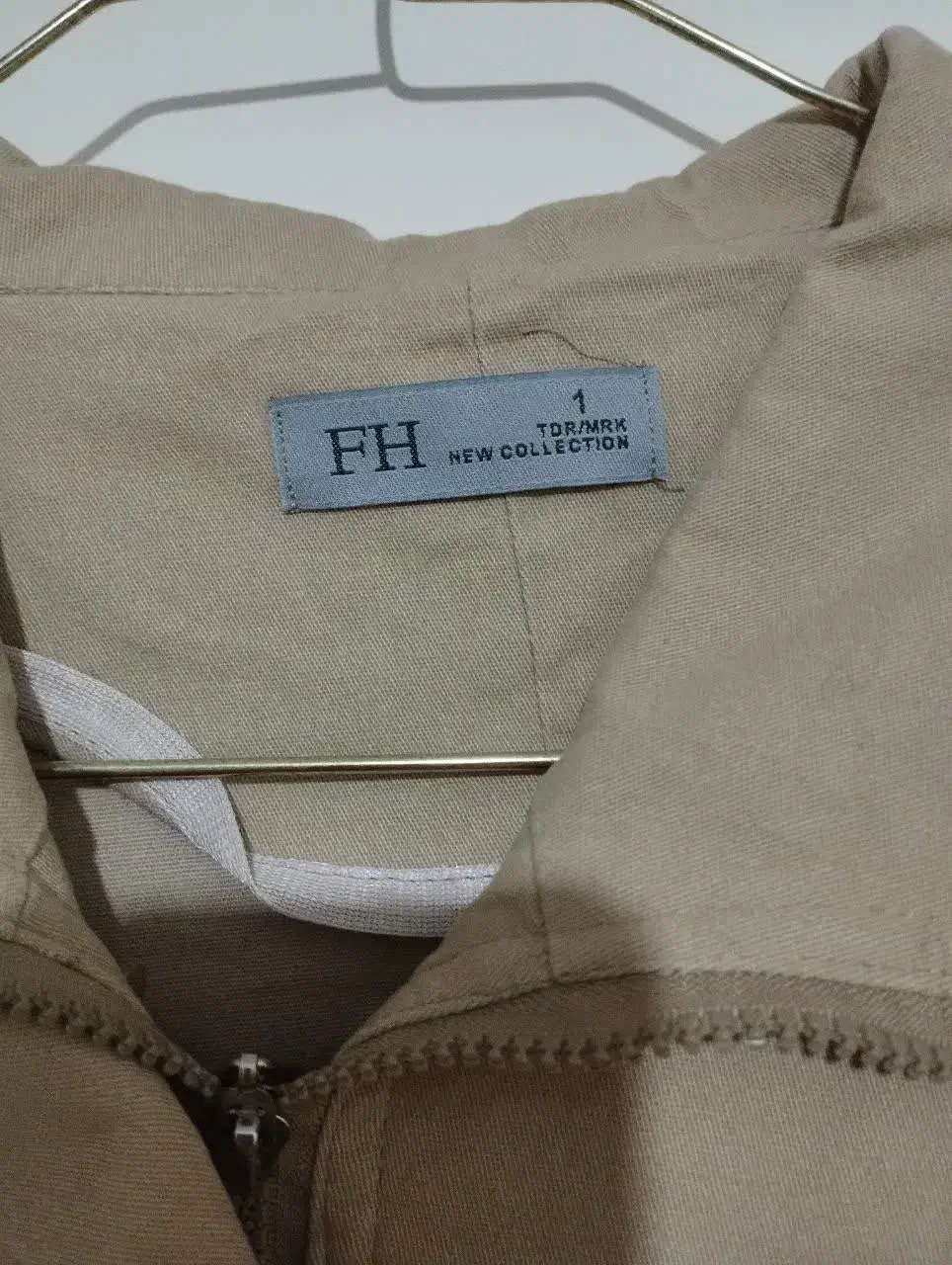 مقدار زیادی مانتو و لباس مجلسی|لباس|فردیس, نگارستان|دیوار