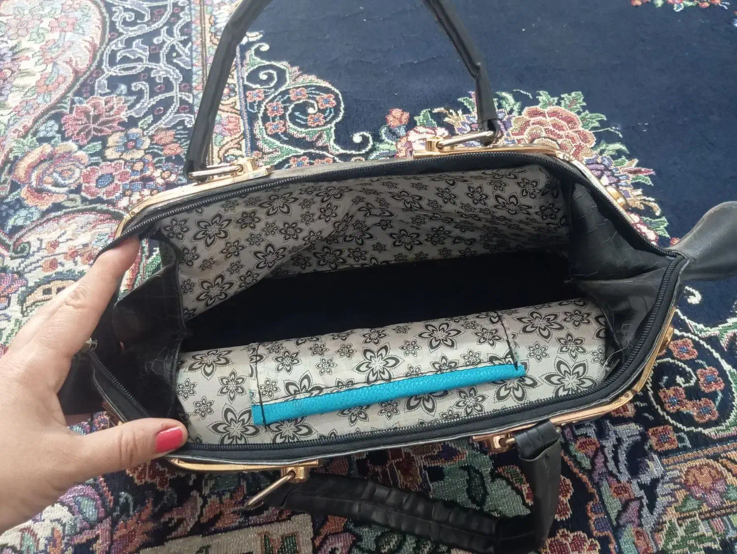 تعدادی کیف|کیف، کفش، کمربند|برازجان, |دیوار