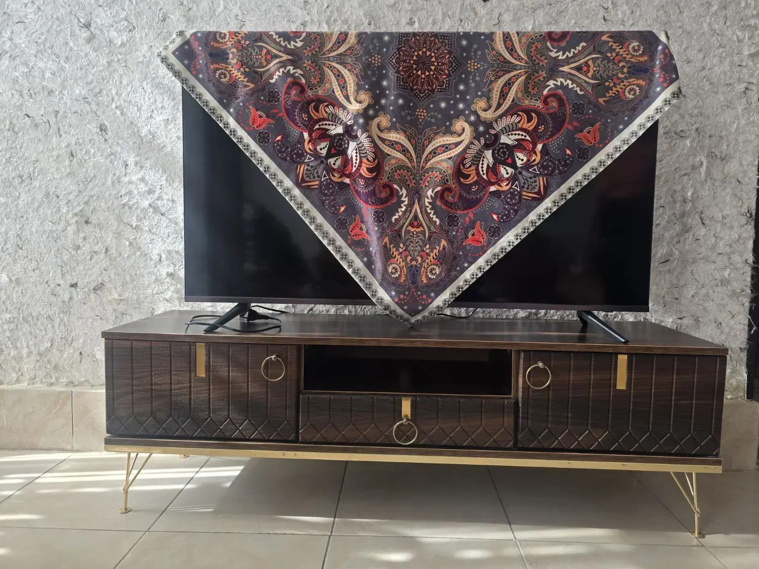 زیر تلوزیون و تلوزیون 32 اینچ|تلویزیون و پروژکتور|شاهین‌شهر, خانه کارگر|دیوار