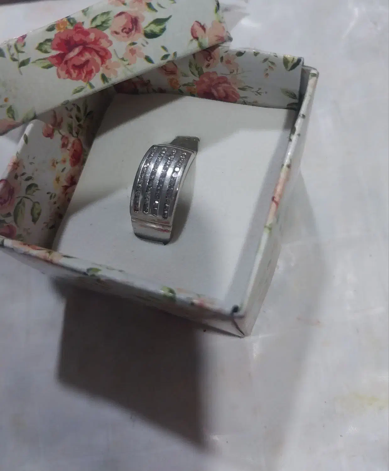 یک انگشتر با ۴۴ نگین الماس طبیعی|جواهرات|شیراز, کلاهدوز|دیوار