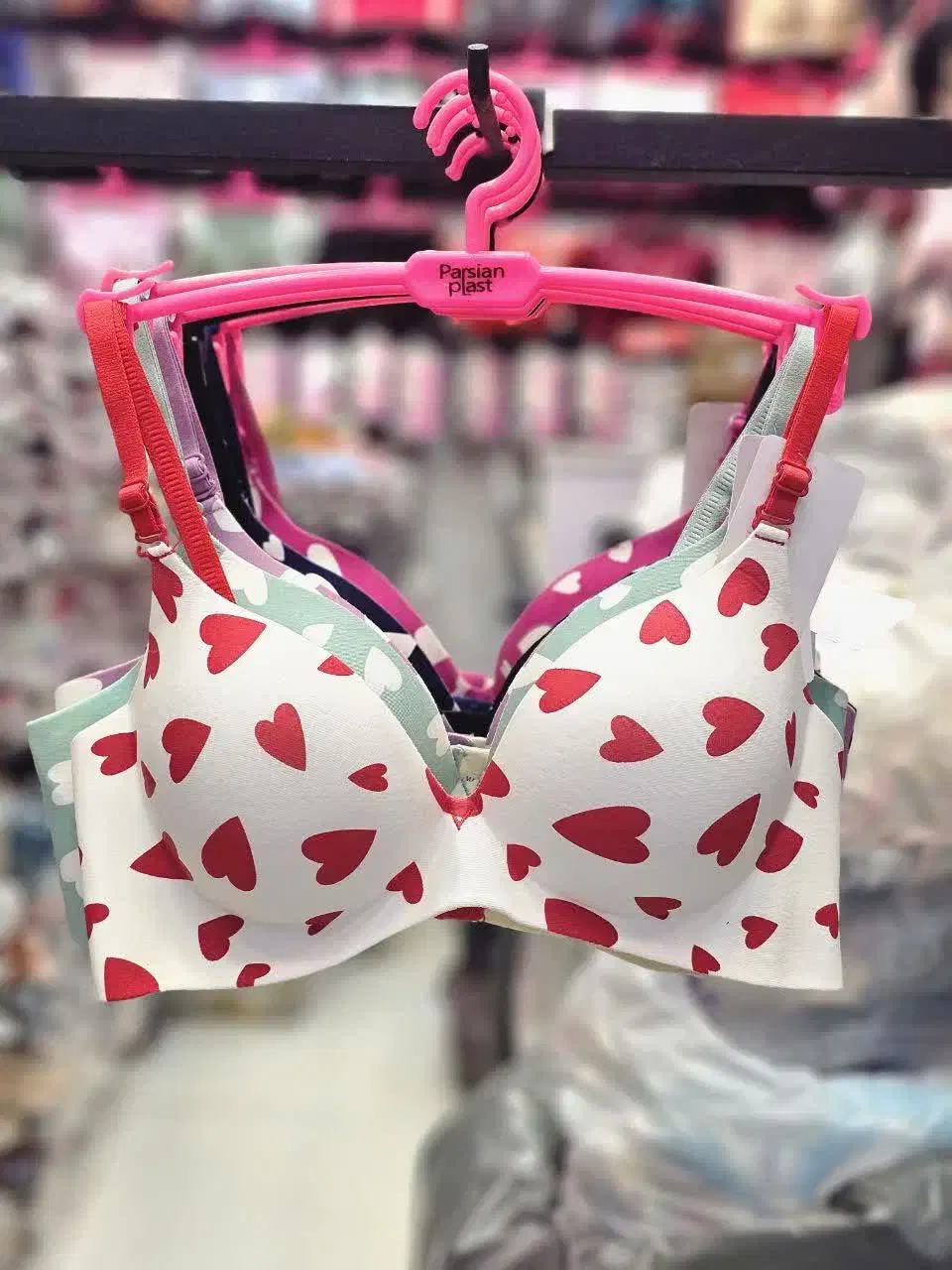 سوتین قلبی|لباس|قم, شهر قائم|دیوار