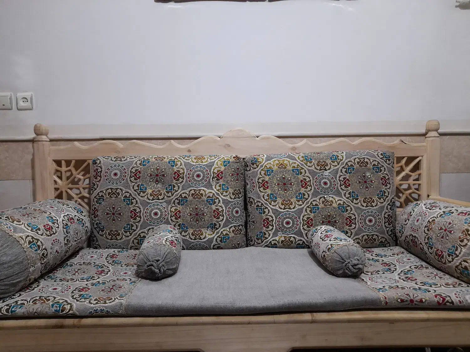 شاه نشین. پشتی. بالشت بزرگ و کوچک . تشک|مبلمان خانگی و میز عسلی|قم, علی آباد|دیوار