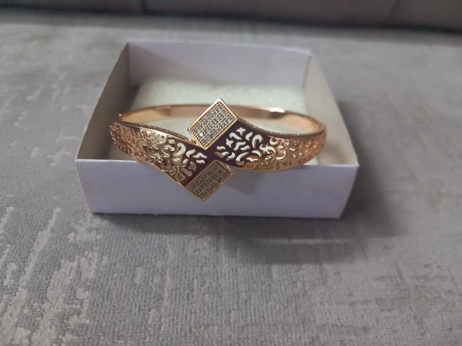 دستبند وگردن بند|بدلیجات|برخوار, |دیوار