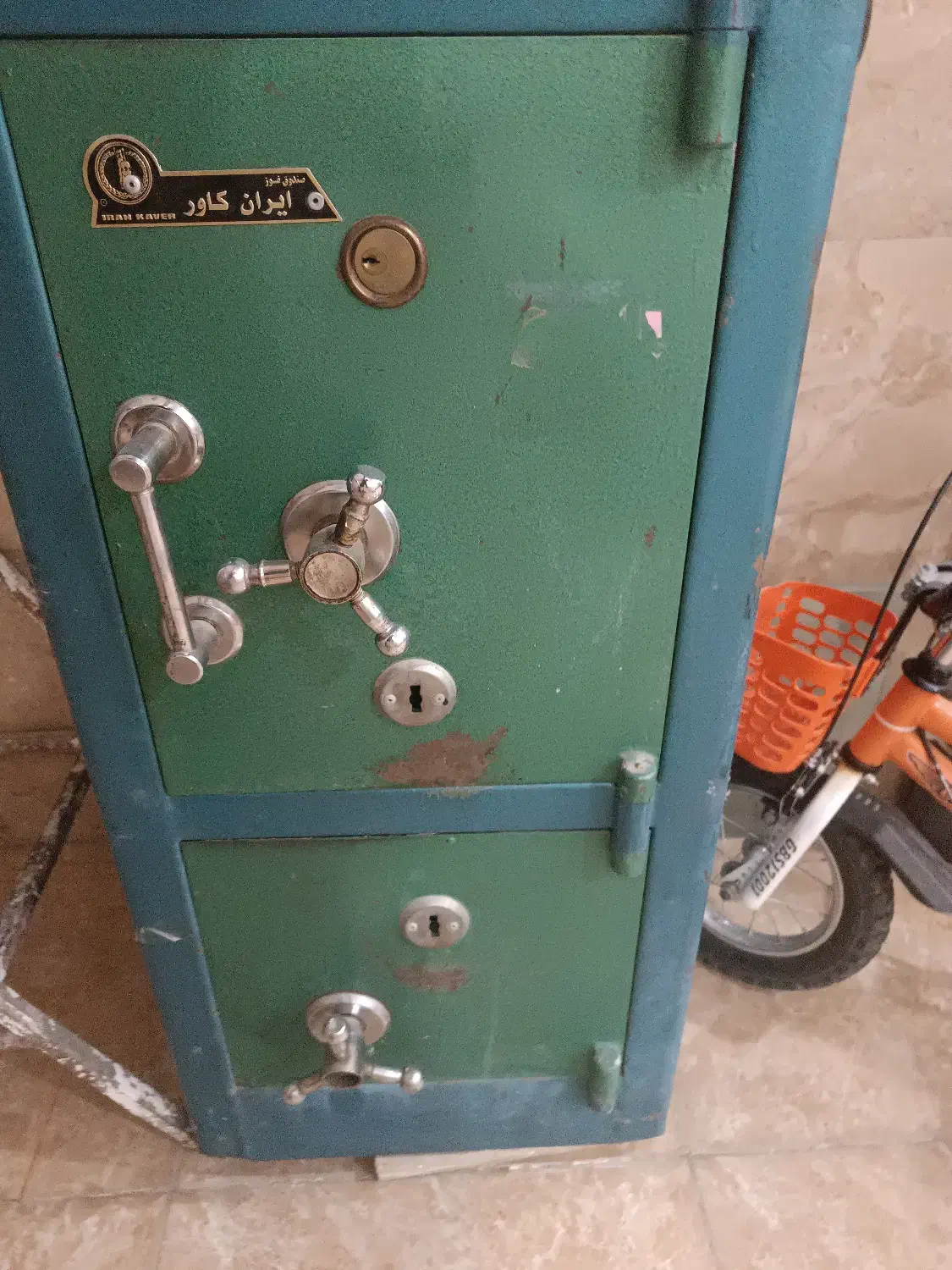 گاوصندوق و یک میز و چند صندلی|دفتر کار|قروه, |دیوار