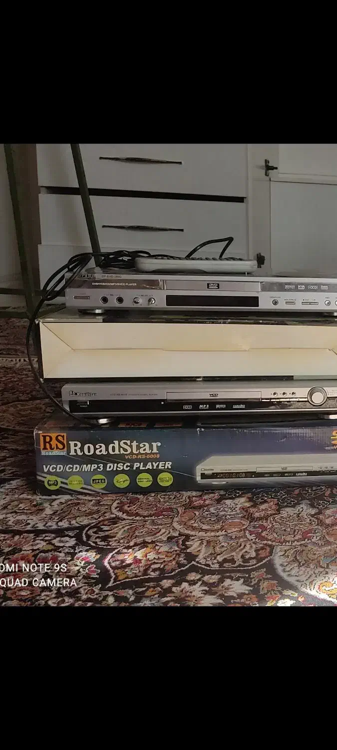 یک عدد تلویزیون و دو عدد دستگاه سی دی|تلویزیون و پروژکتور|پاکدشت, پارچین|دیوار