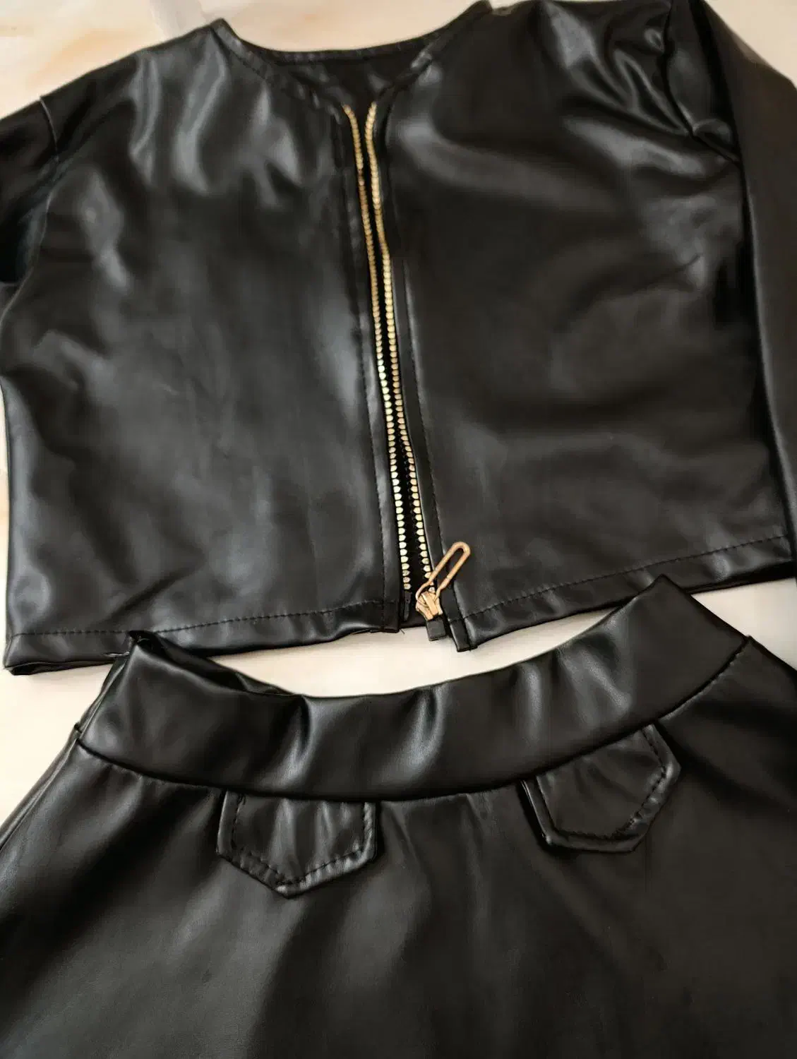 کراپ دامن چرم و پیراهن چرم بچگانه|کفش و لباس بچه|اسفراین, |دیوار