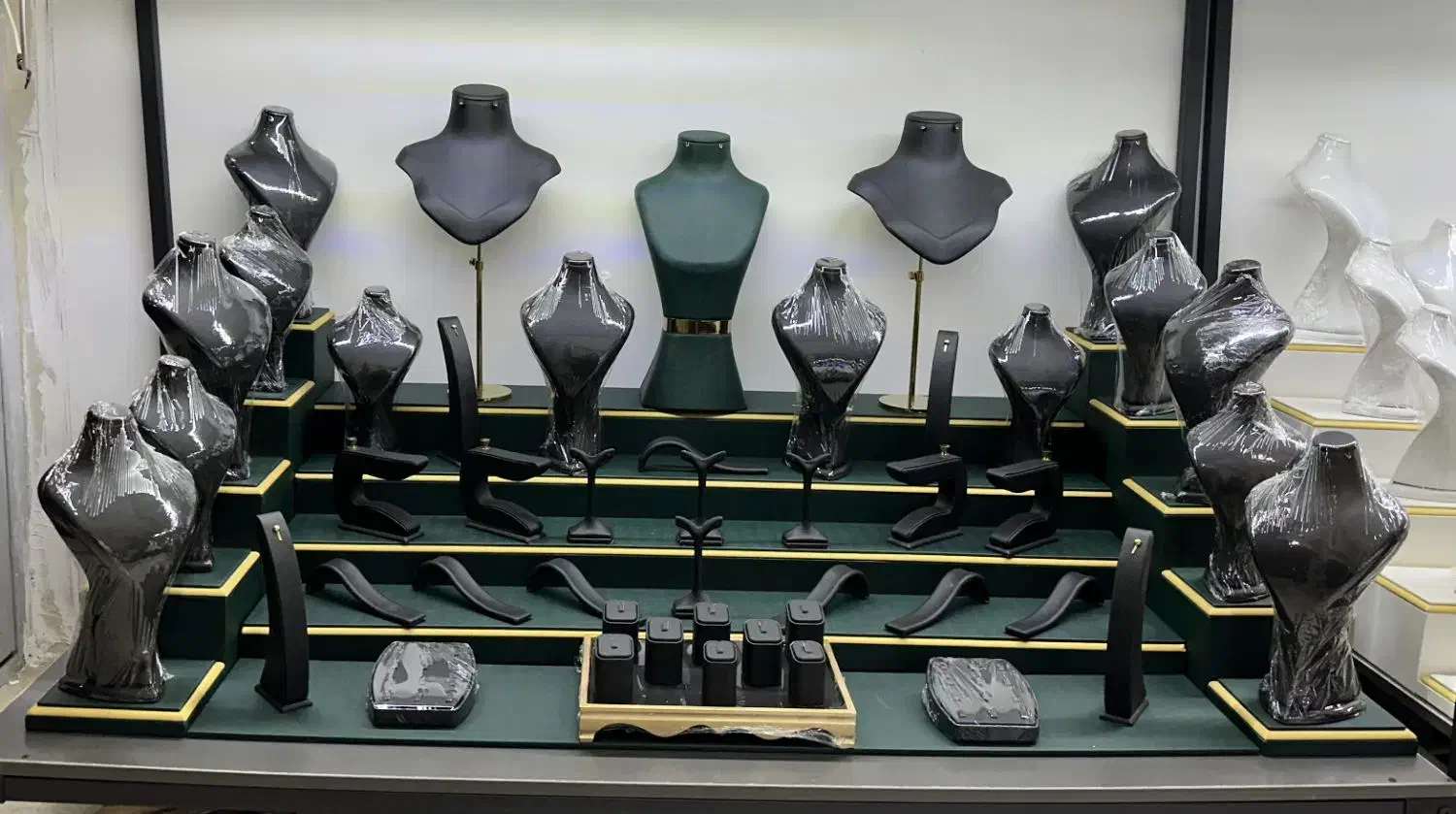 مانکن طلا ' دکورطلا ' ویترین آماده|فروشگاه و مغازه|تهران, شادمان|دیوار