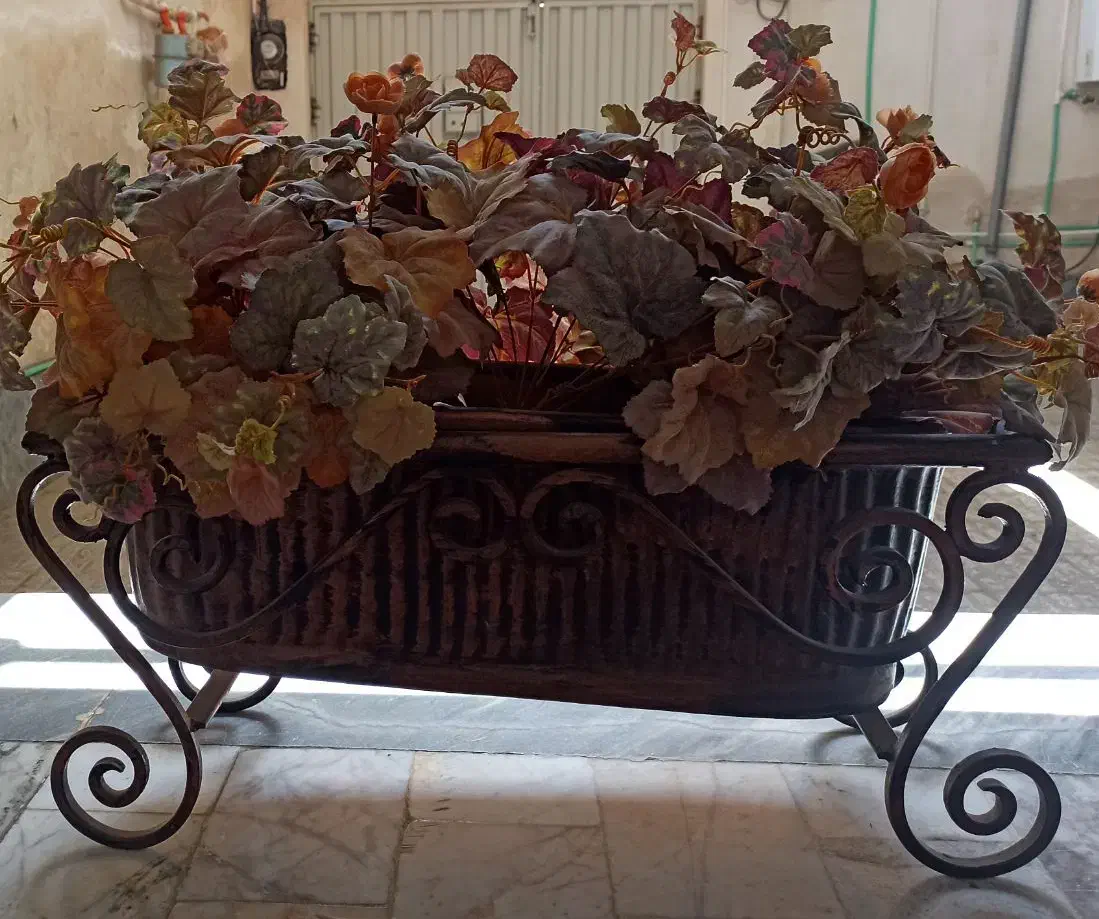 فروش یک عدد گلدان سفالی بزرگ به همراه پایه فلزی|صنایع دستی و سایر لوازم تزئینی|آزادشهر, |دیوار