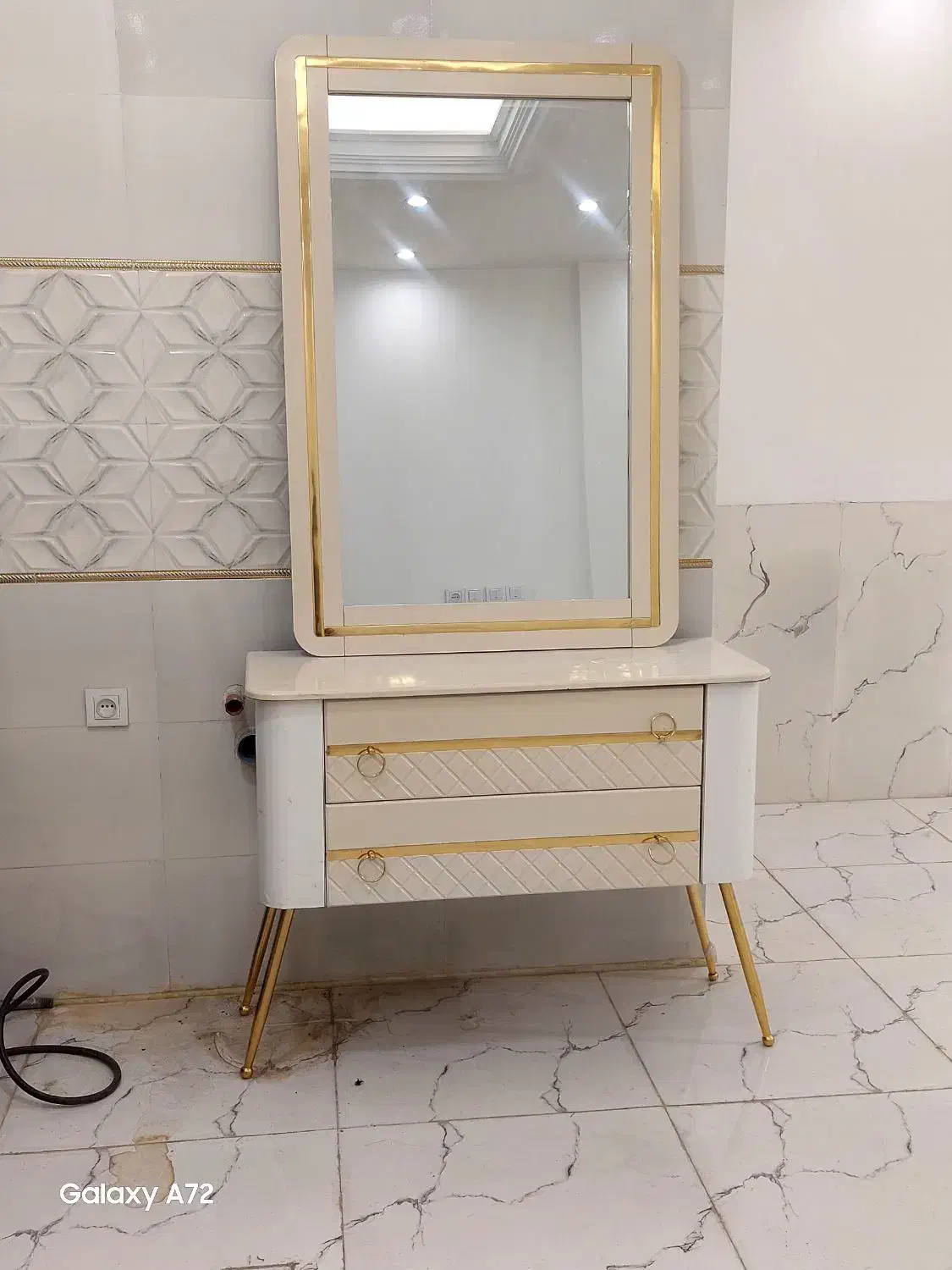 اینه کنسول|آرایشگاه و سالن‌های زیبایی|وحیدیه, |دیوار