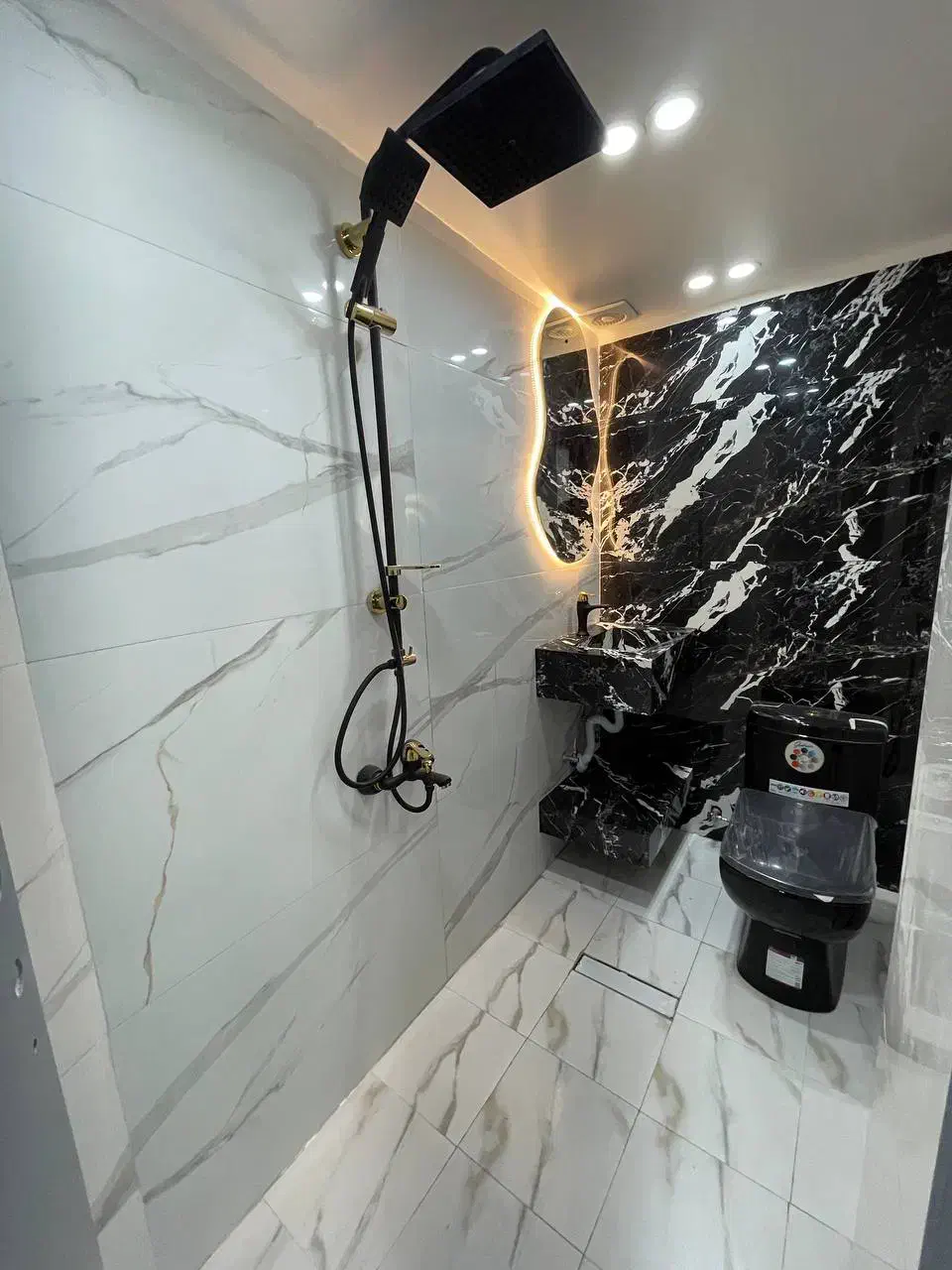 ۱۲۷متر  روبه آفتاب (سالن قدی پرده خور) تکواحدی