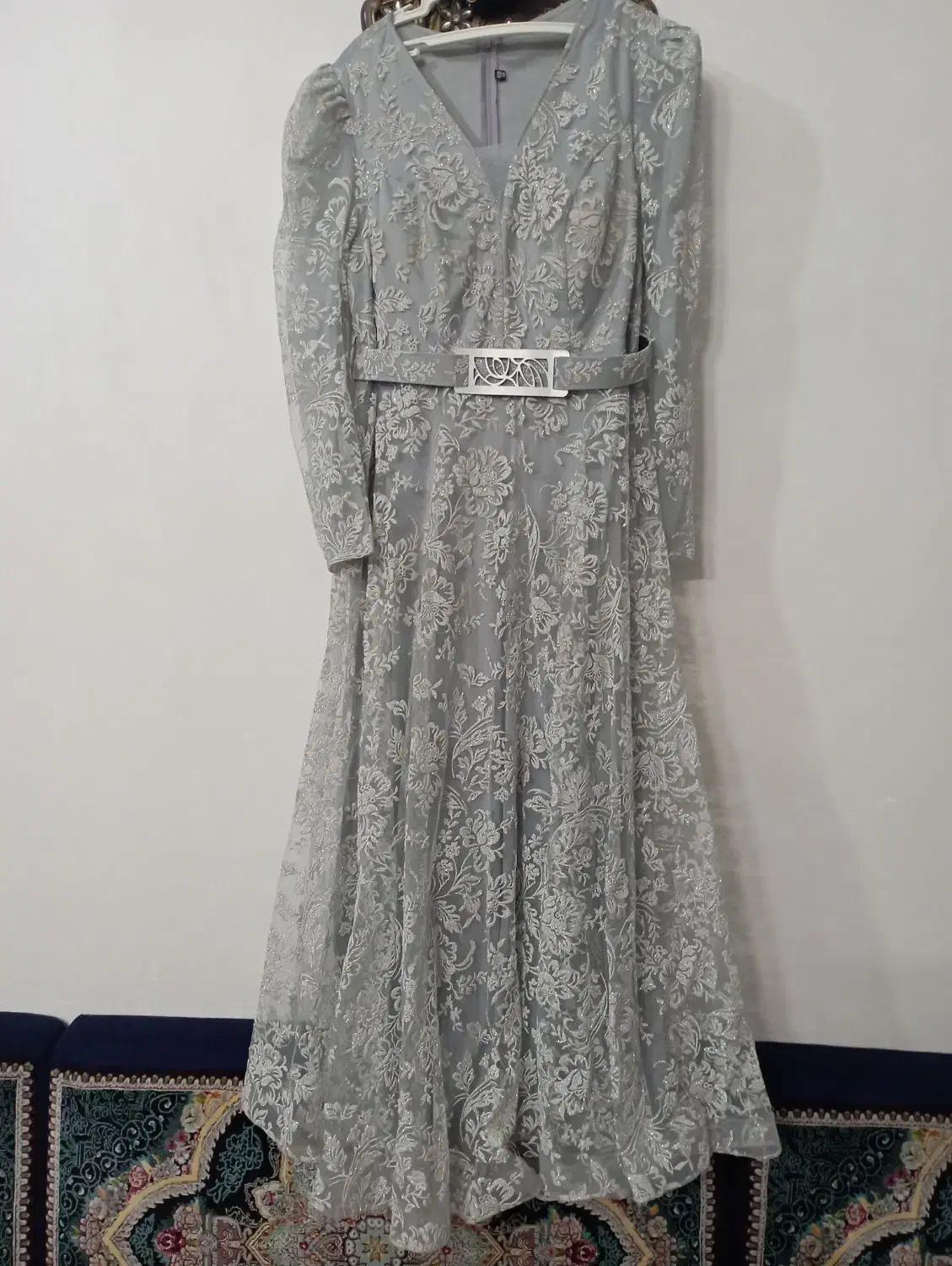 لباس مجلسی|لباس|بشاریات, |دیوار