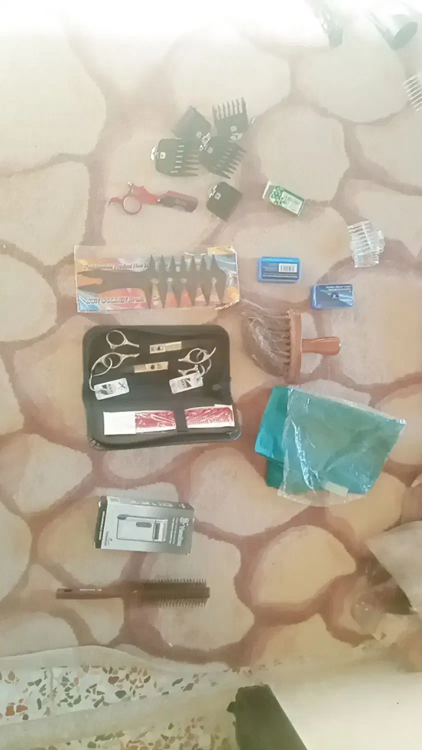 تعدادی وسایل ارایشگری|آرایشگاه و سالن‌های زیبایی|کوهمره, |دیوار