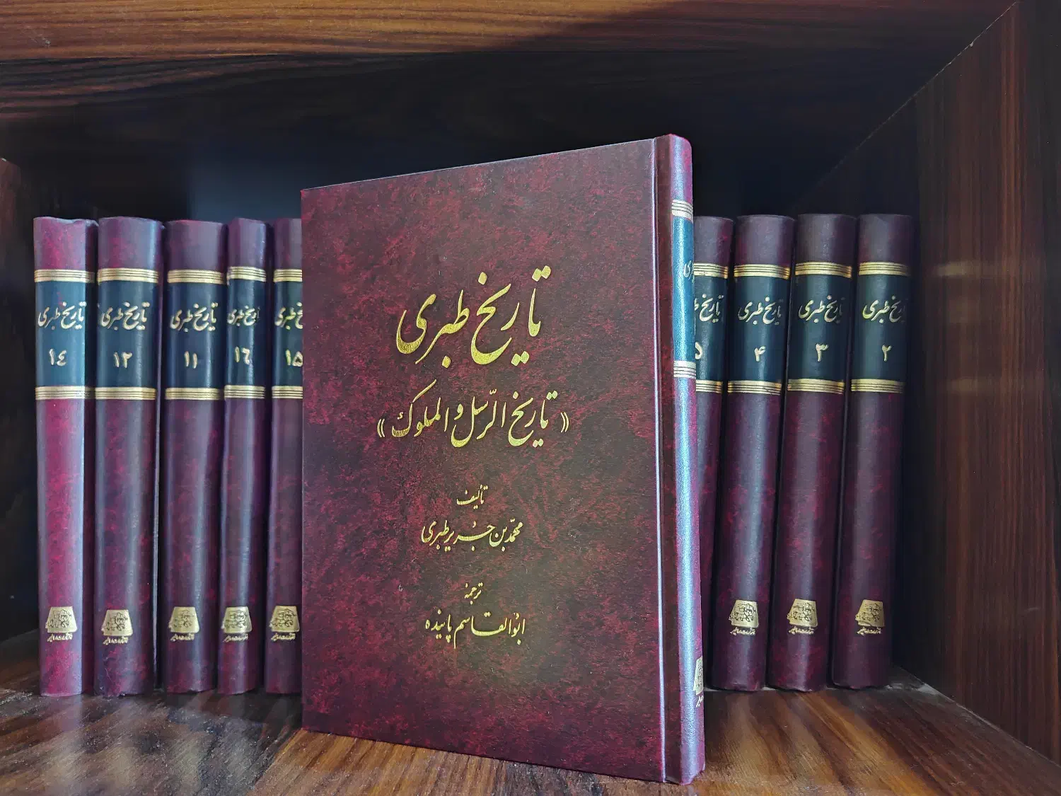 کتاب تاریخ طبری جلد چرمی ( انتشارات اساطیر)|کتاب و مجله تاریخی|اسلامشهر, شهرک محمدیه|دیوار