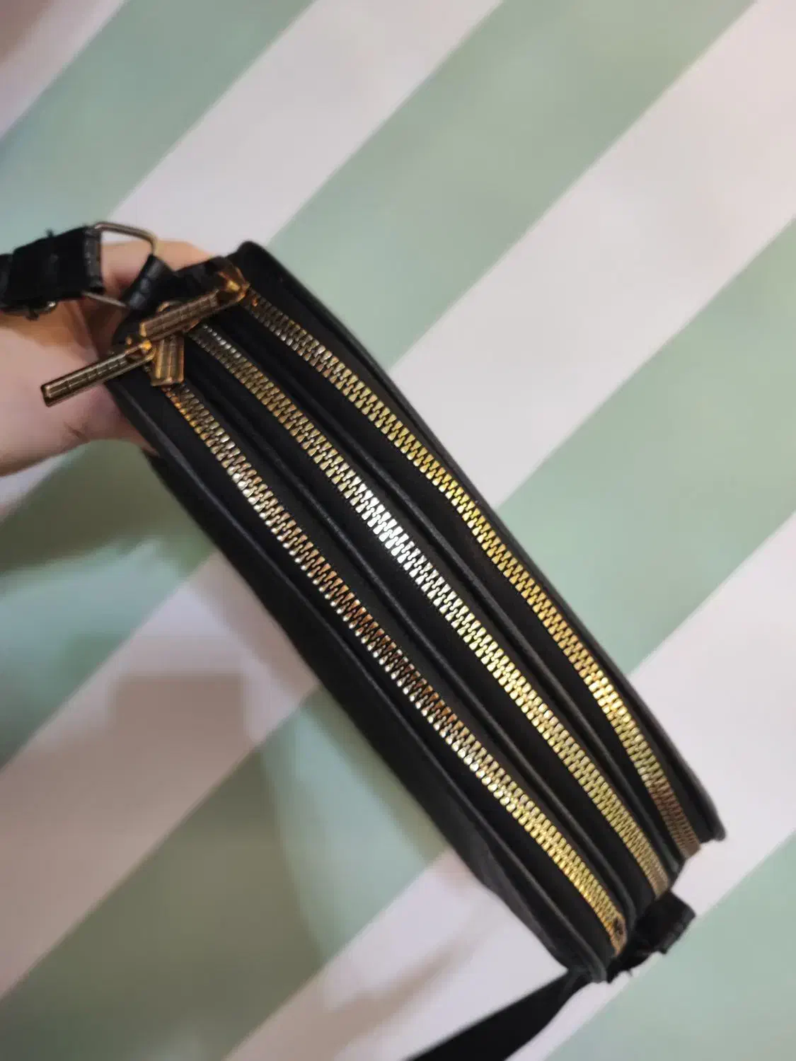 کیف مشکی|کیف، کفش، کمربند|رشت, منظریه|دیوار