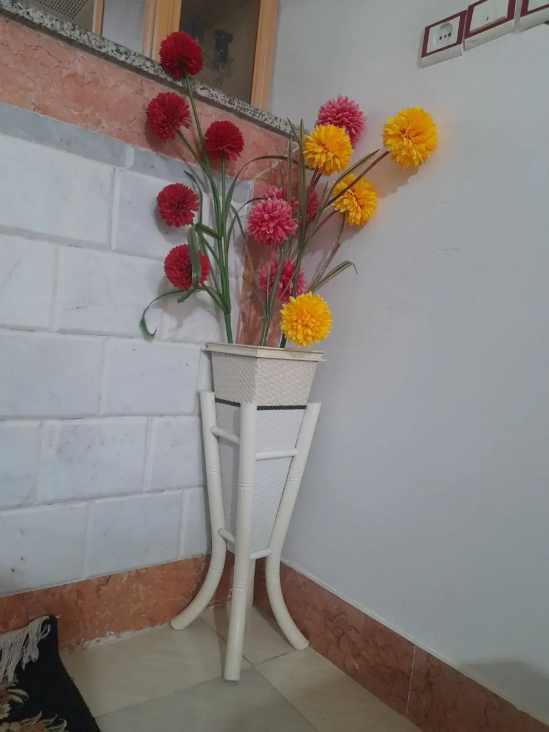 گل همراه با پایه گل چوبی|گل مصنوعی|اسفراین, |دیوار