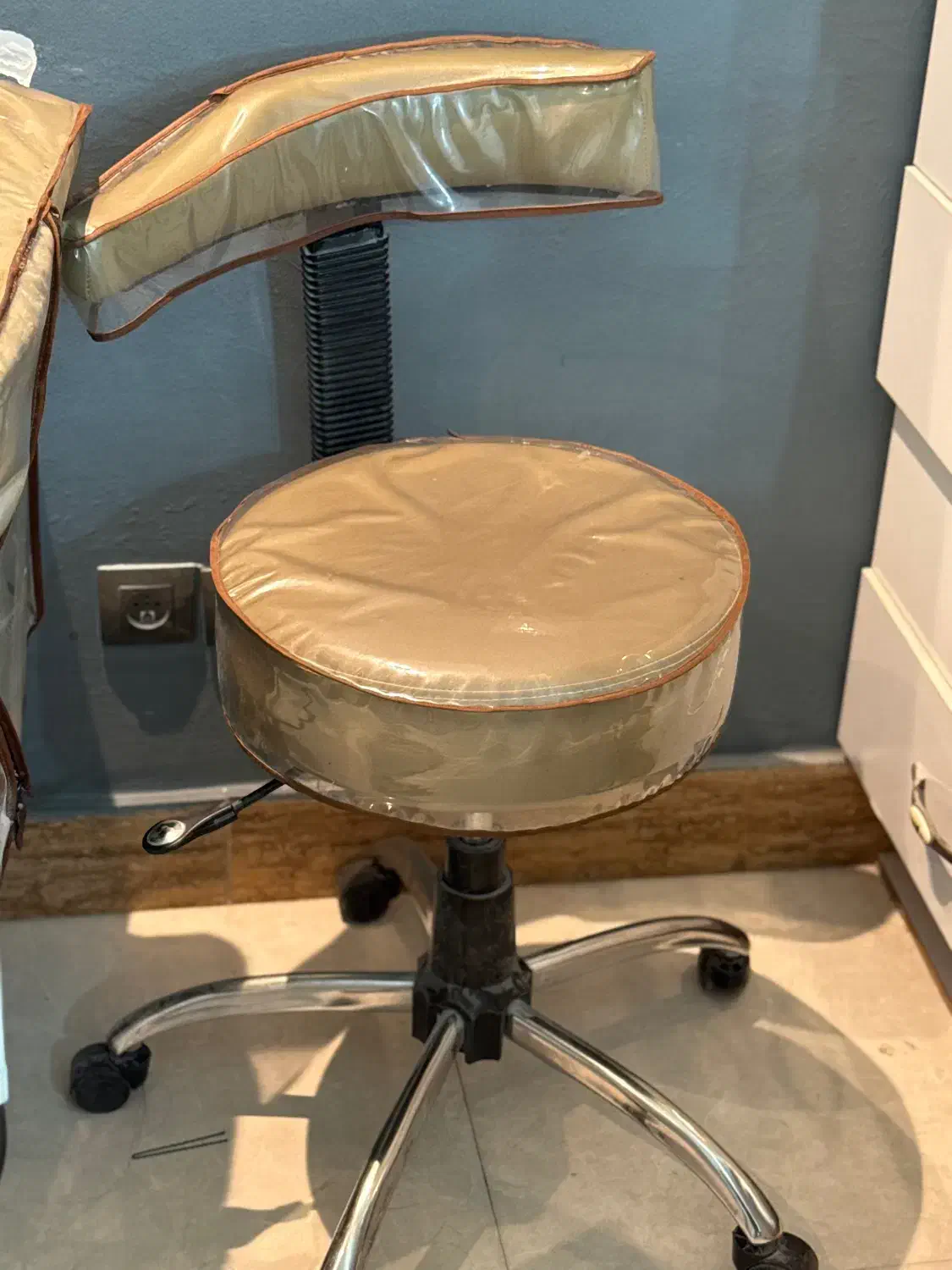 صندلی چرخدار|صندلی و نیمکت|لشت نشا, |دیوار