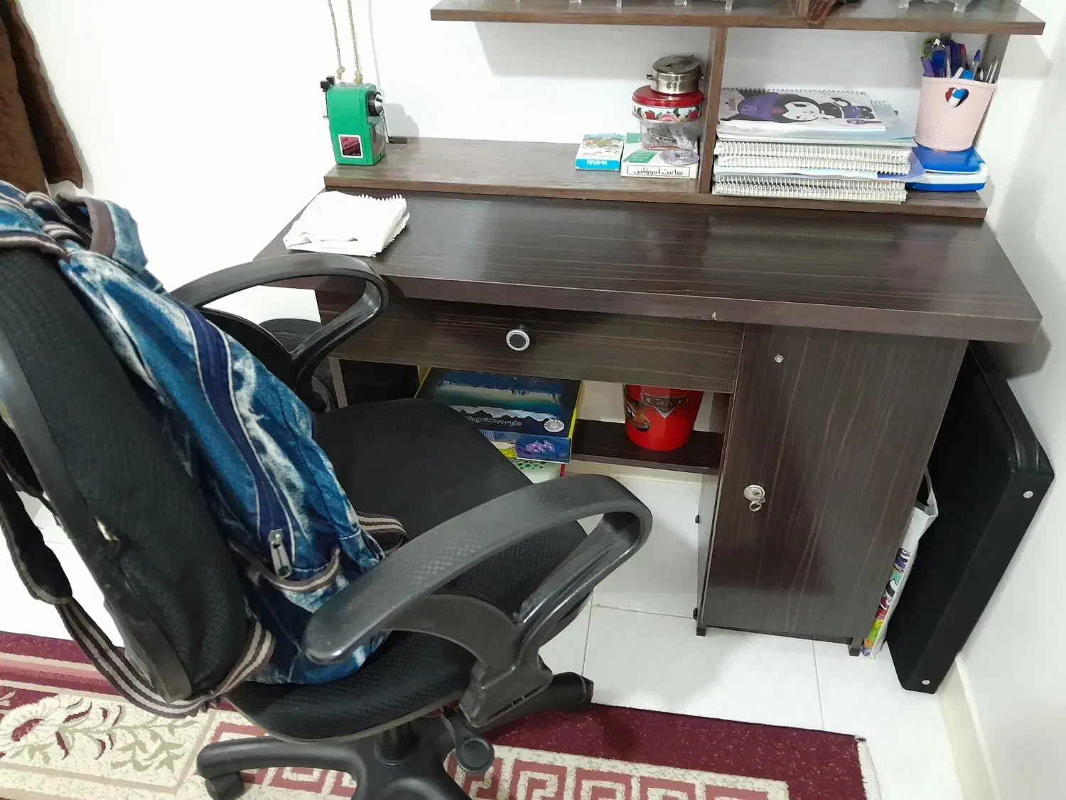 تختخواب ومیز تحریر|تخت و سرویس خواب|مهاجران, |دیوار