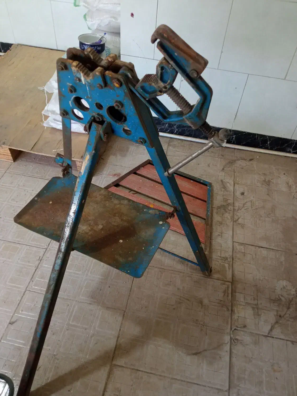 گیره لولهگیر سهپایه صنعتی محکم و سالم|ابزارآلات|اشتهارد, |دیوار