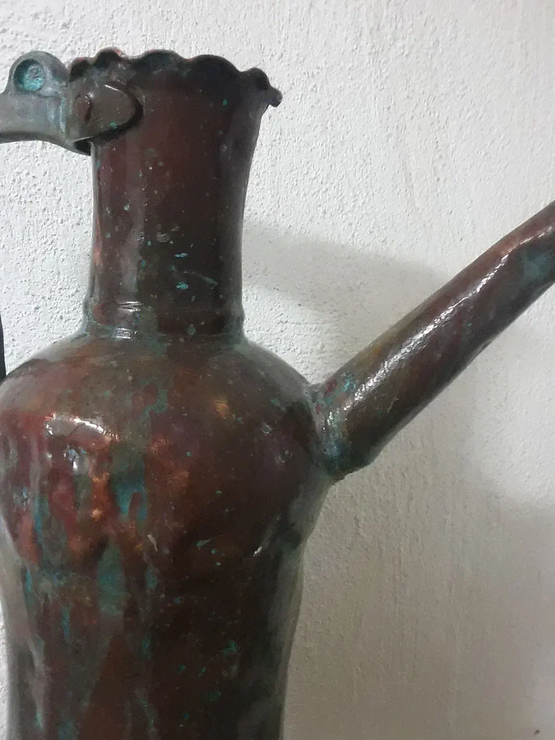 آفتابه مسی قدمتدار|کلکسیون اشیاء عتیقه|رشت, دباغیان|دیوار