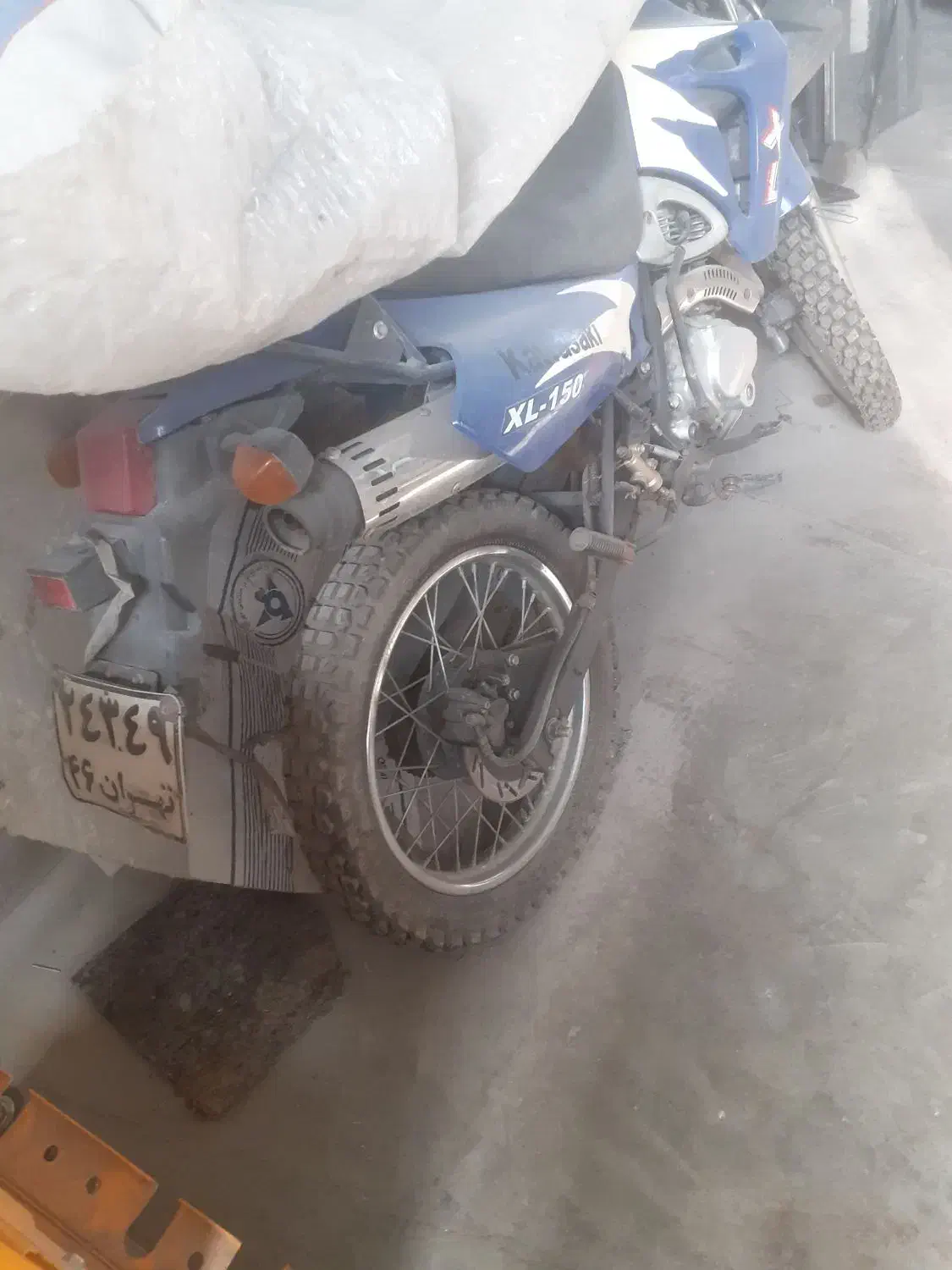 تریل|موتورسیکلت|رباط‌کریم, رباط‌کریم|دیوار