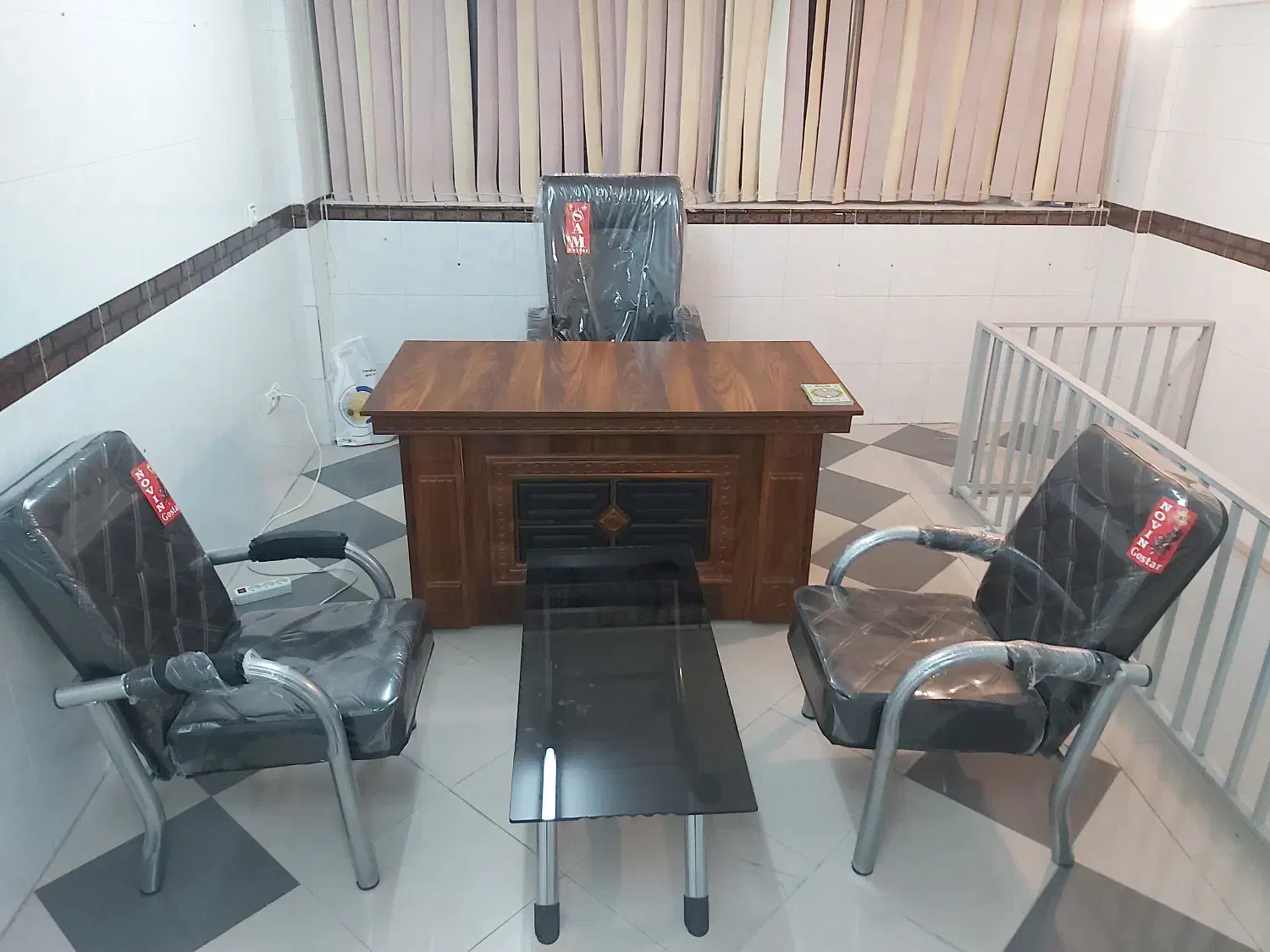 یکدست میز و صندلی اداری کامل و در حد نو|مبلمان اداری|سمنان, |دیوار