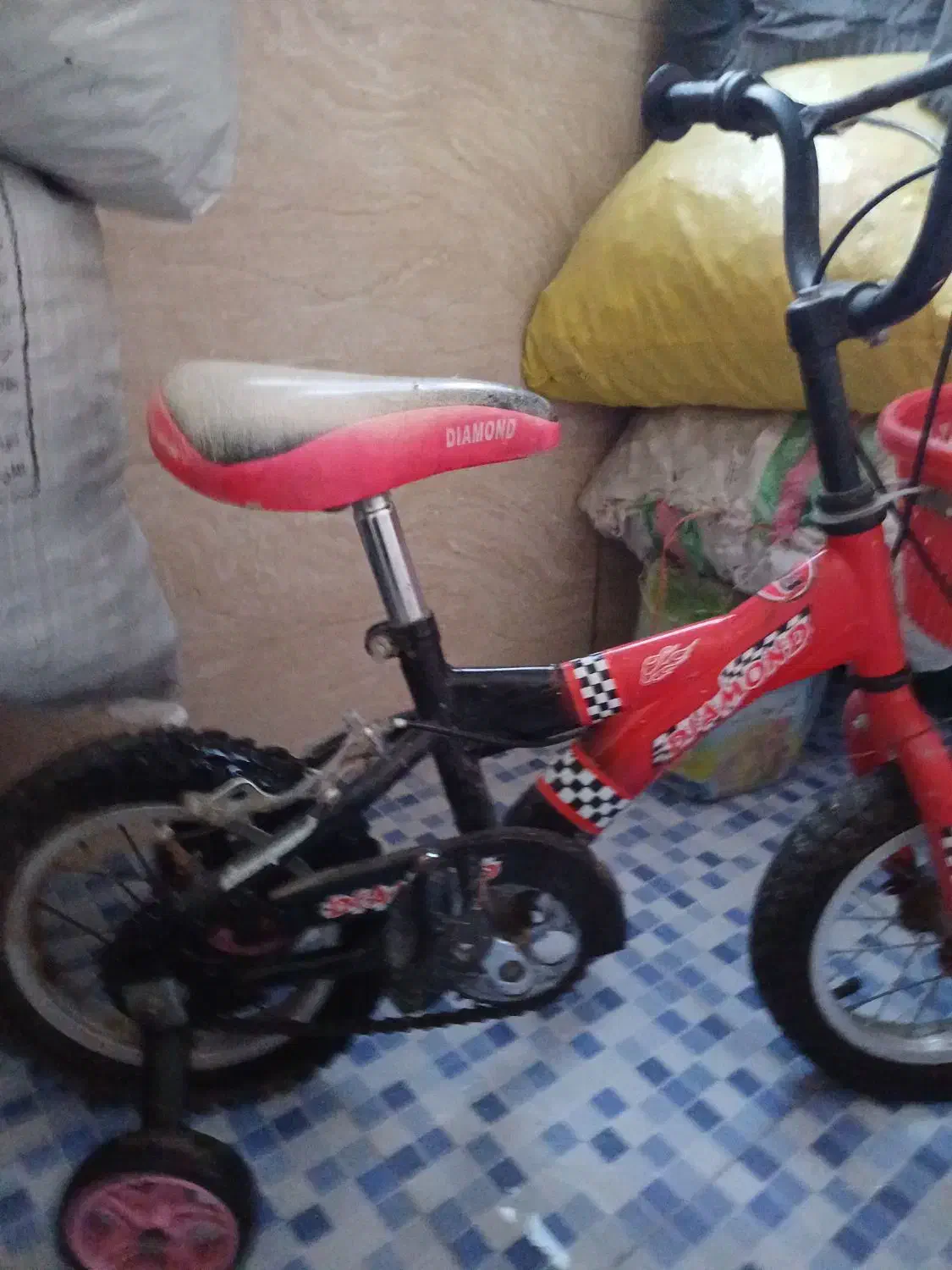 دوچرخه سایز ۱۲بدنه سالم لاستیک ترمز نیازمند تعمیر|دوچرخه، اسکیت، اسکوتر|ری, شهادت|دیوار