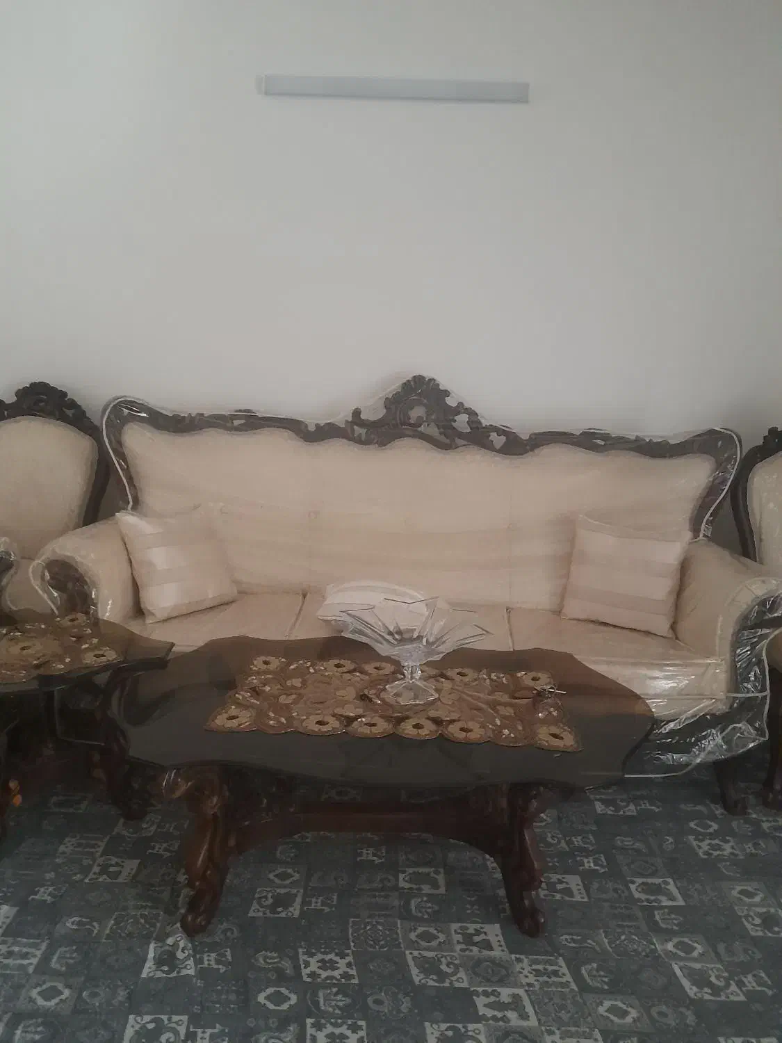 مبل ۹نفره ومیز نهار خوری ۶ نفره چوب گردومبل ۹نفره|میز و صندلی غذاخوری|ری, دیلمان|دیوار