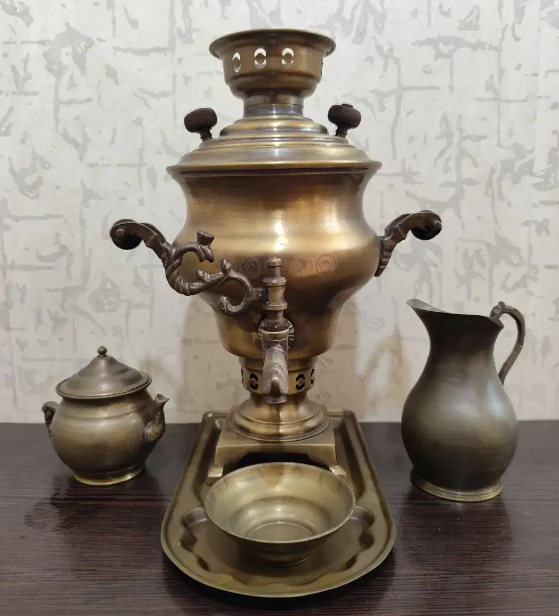 سماور زغالی برنجی یک لیتری همراه با سرویس|کلکسیون اشیاء عتیقه|تهران, نارمک|دیوار