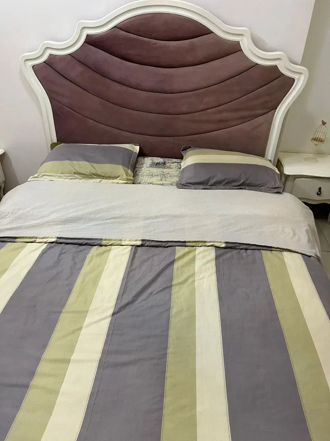 سرویس خواب|تخت و سرویس خواب|ری, علایین|دیوار