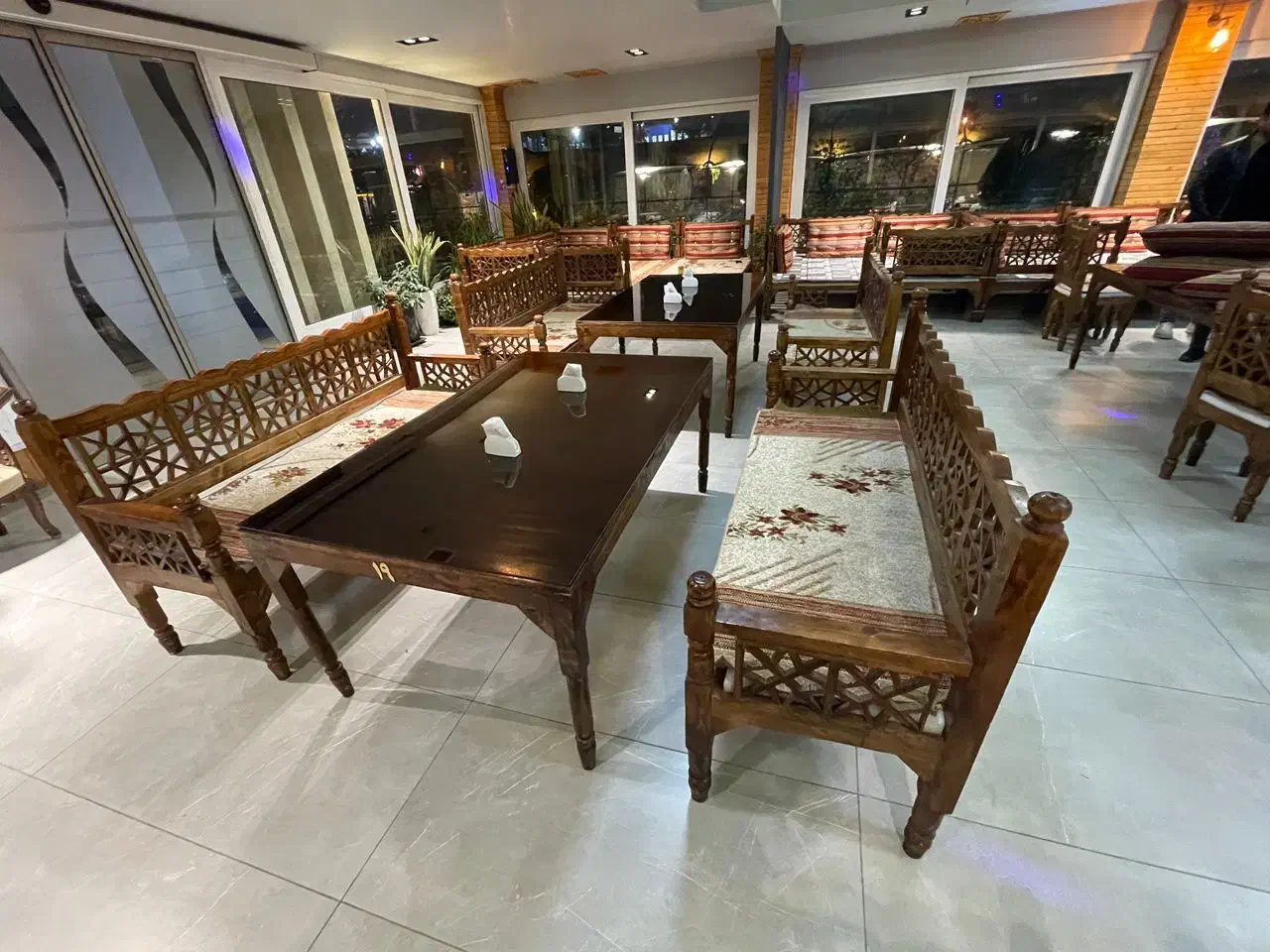 میز و نیمکت در رستوران|کافی‌شاپ و رستوران|هشتگرد, گلسار|دیوار