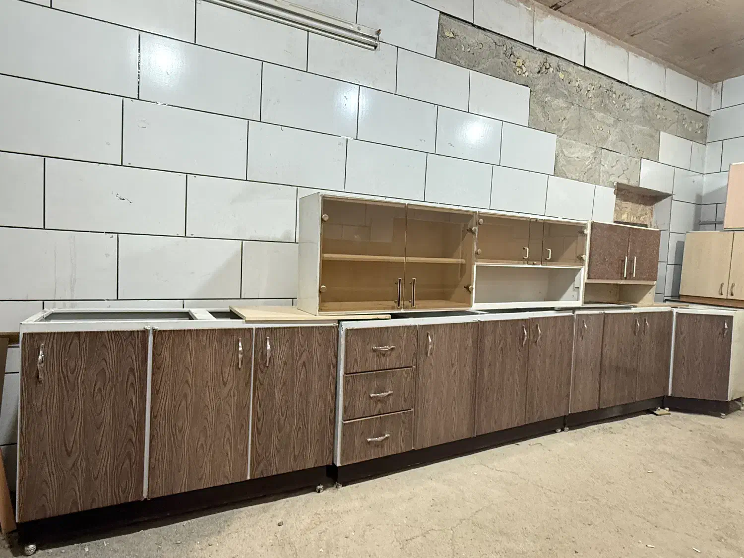 چنددست کابینت درحدنو|مصالح و تجهیزات ساختمان|شهرکرد, |دیوار