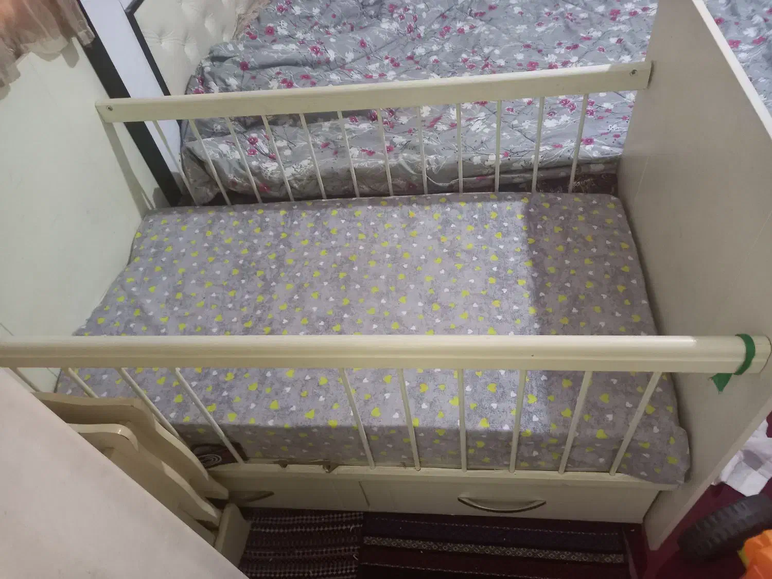 تخت کودک|تخت و صندلی بچه|بومهن, |دیوار