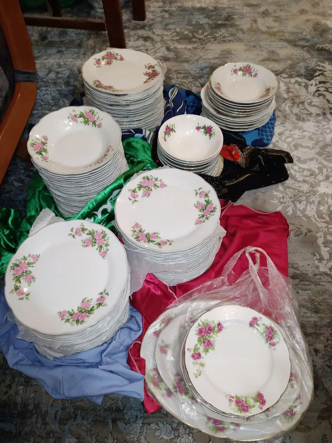 چینی گل سرخی پلوخوری خورشت خوری نو نو|ظروف سرو و پذیرایی|اصفهان, تخت فولاد|دیوار