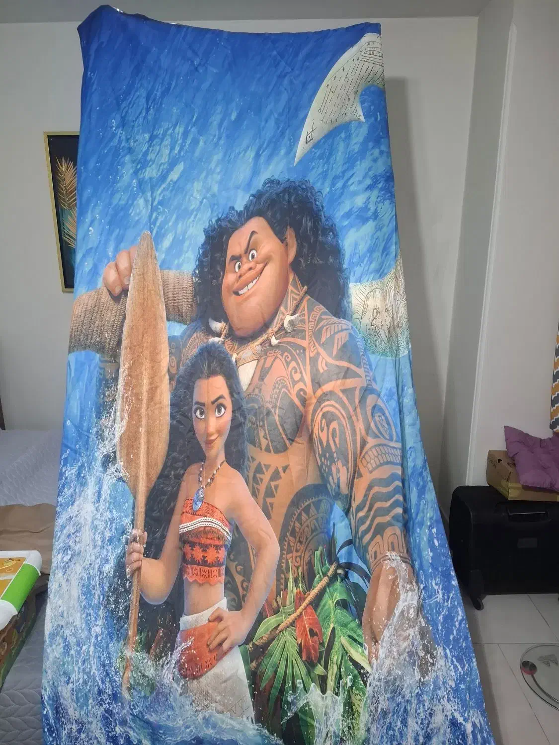 یک عدد فرش باطرح موانا وپرده پانچ نو|فرش|کرج, شهرک بنفشه|دیوار