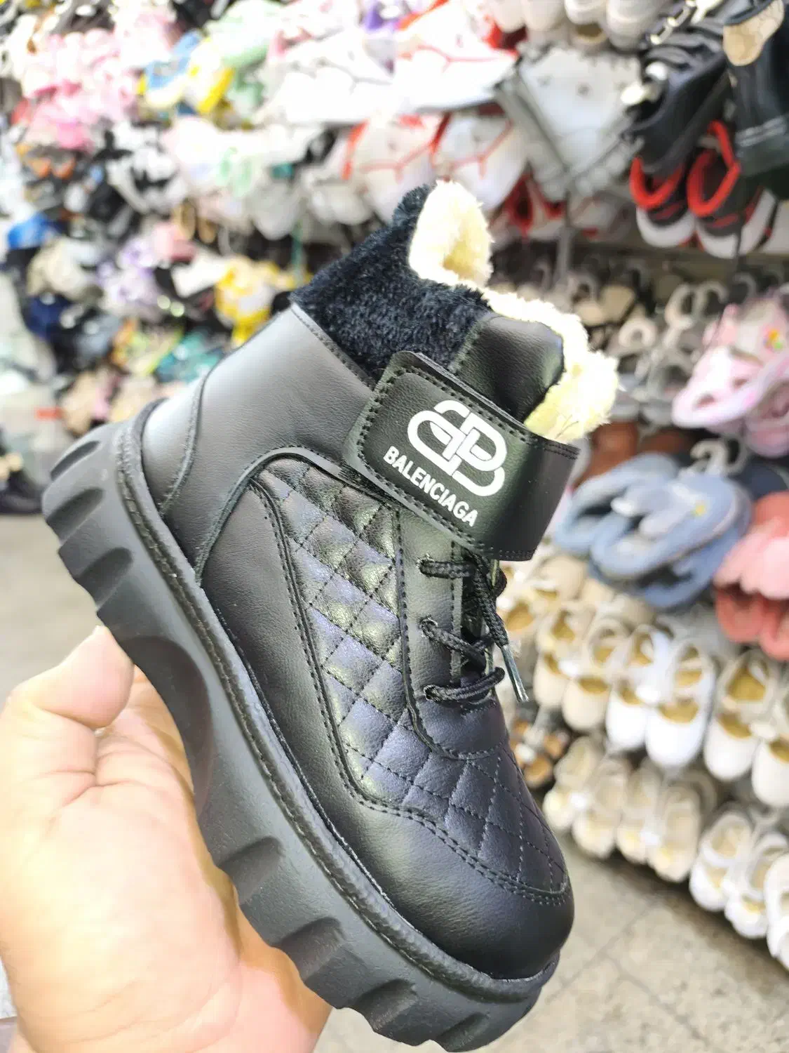 بوت خز دار بالنسیاگا سایز ۳۲ تا ۳۷|کفش و لباس بچه|شیراز, سینما سعدی|دیوار