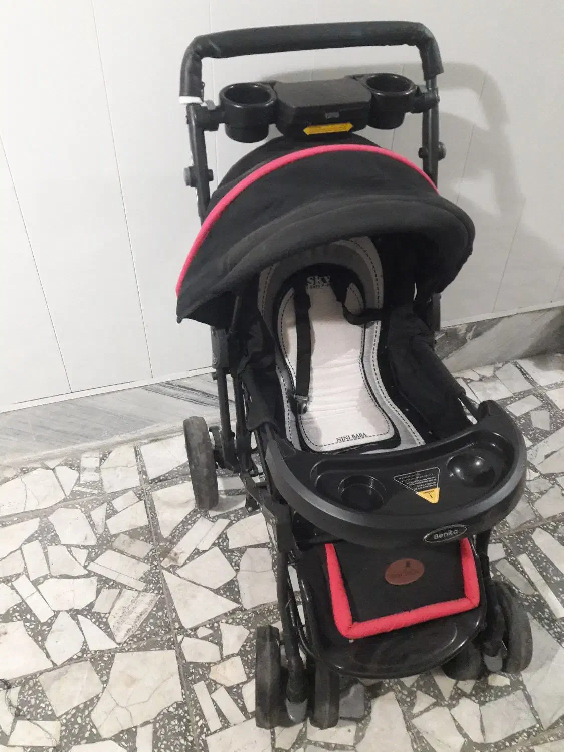 کالسکه دلیجان|کالسکه و لوازم جانبی|لاهیجان, کاروانسرابر|دیوار