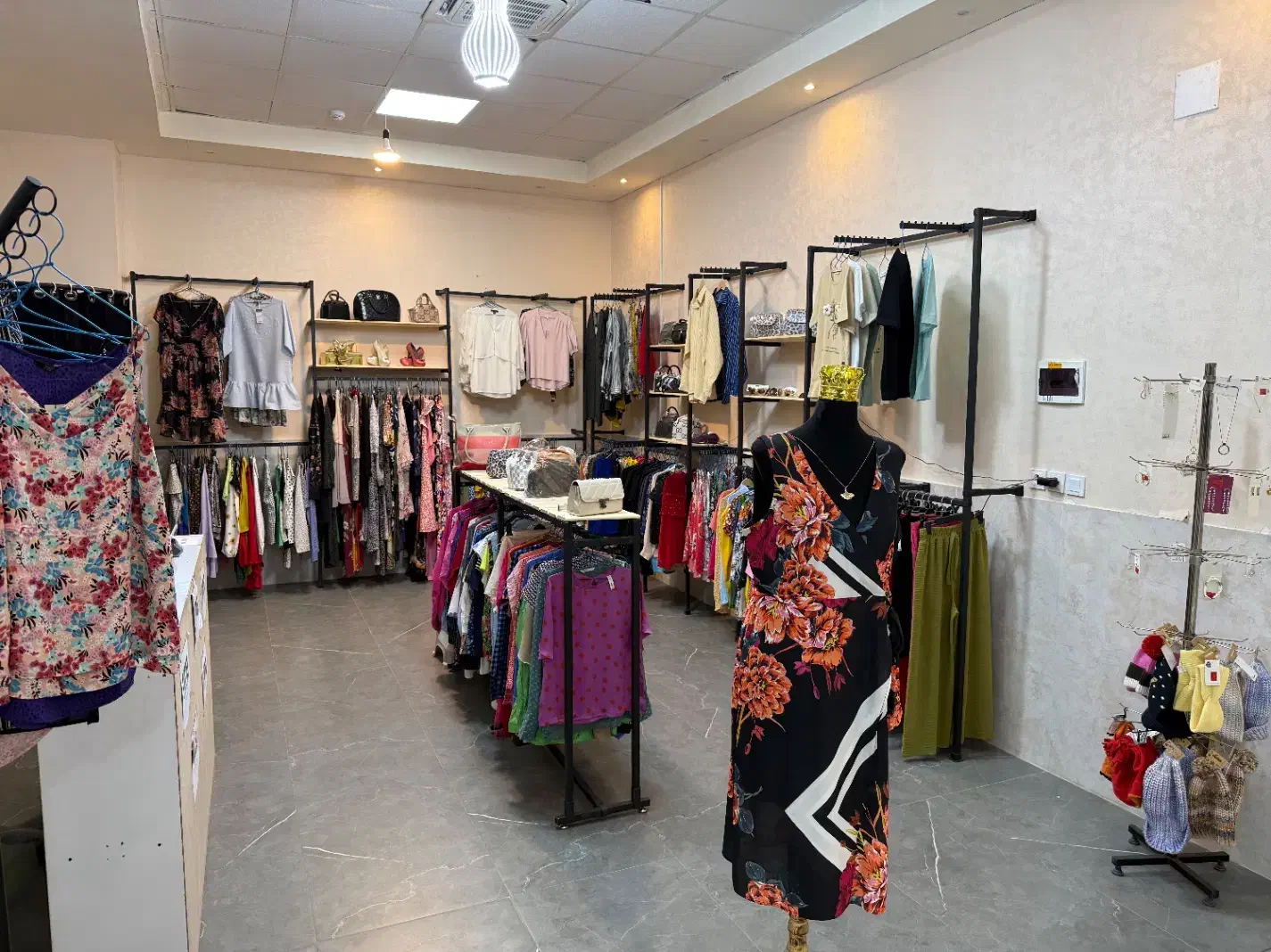 فروش وسایل کامل مغازه پوشاک زنانه به دلیل مهاجرت|لباس|مهاباد (آذربایجان غربی), |دیوار