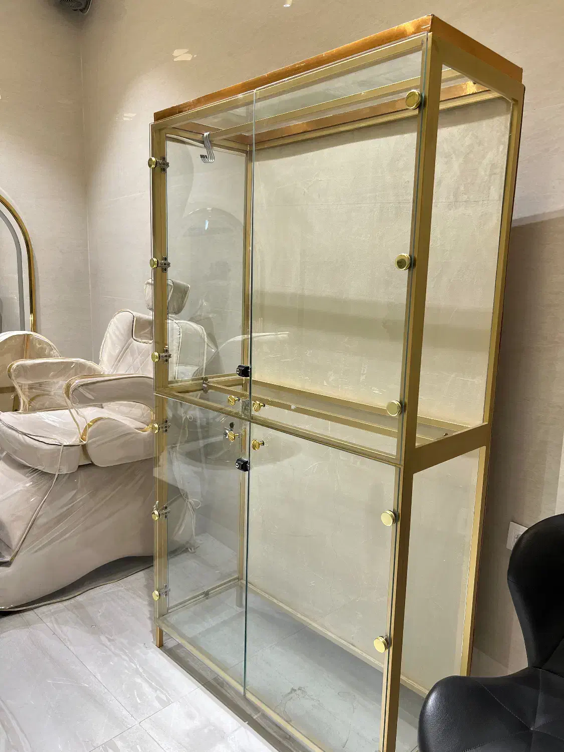 ویترین شیشه‌ای با فریم فلزی طلایی|بوفه، ویترین، کنسول|شیراز, قدوسی غربی|دیوار