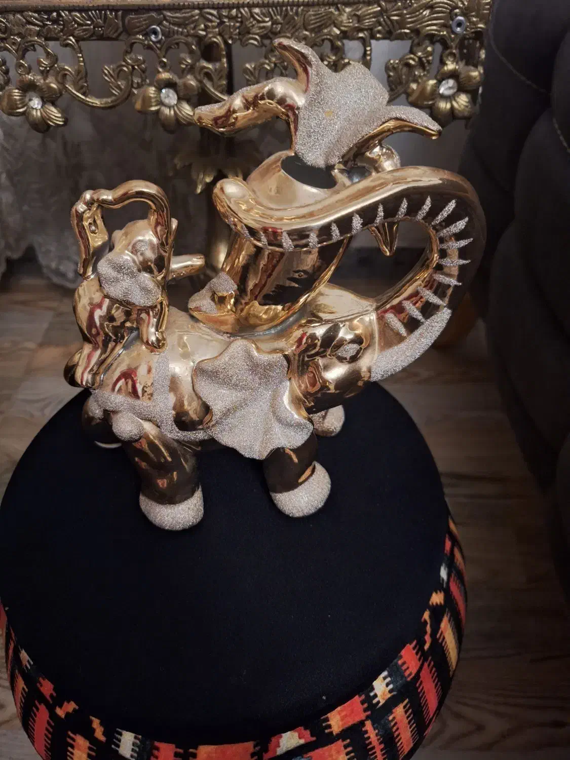 مجسمه و قوری|مجسمه، تندیس، ماکت|صومعه‌سرا, |دیوار